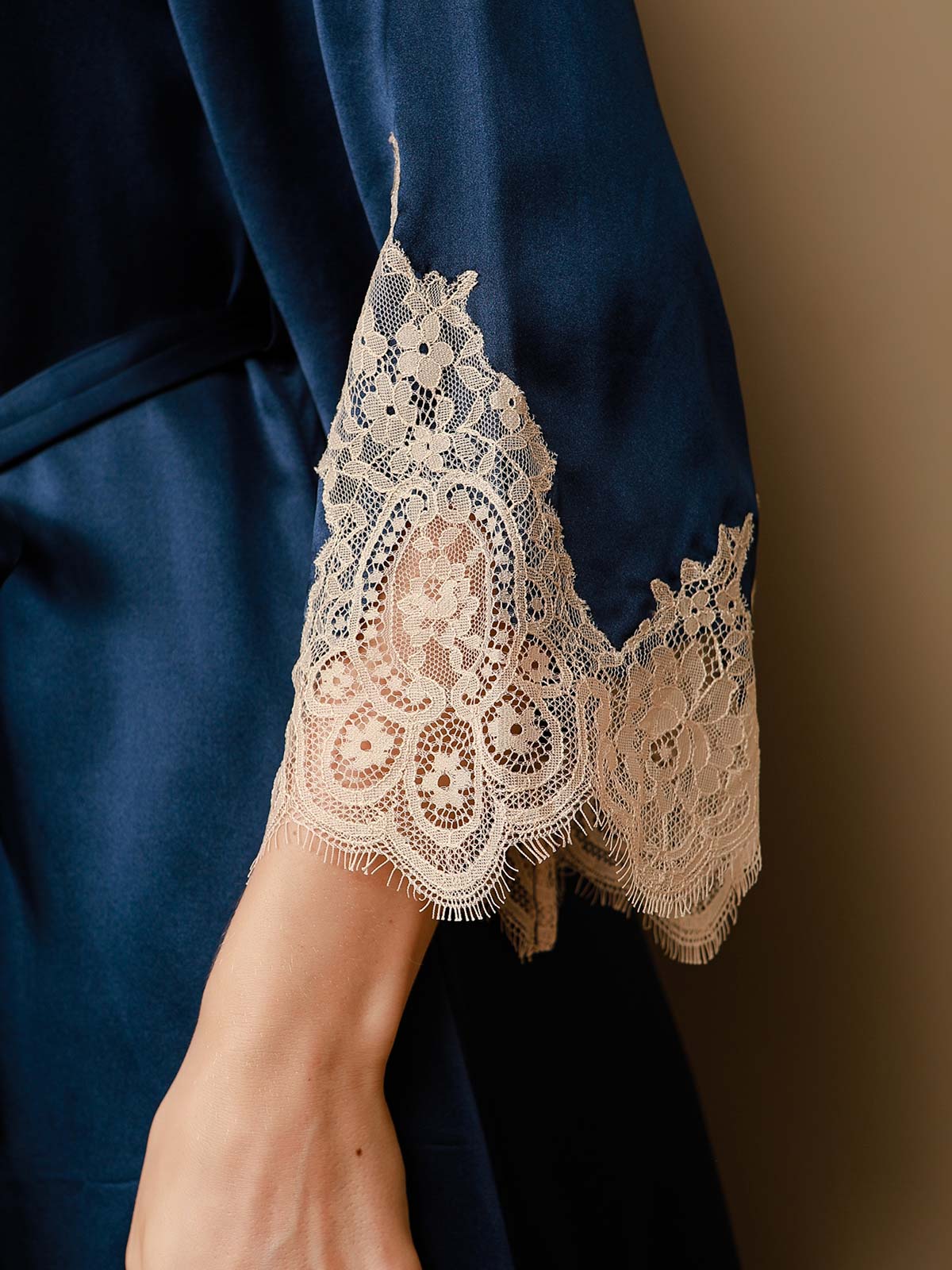 Conjunto De Seda Pura Con Camisón Corto De Cuello En V Y Bata Con Encaje - Image 9