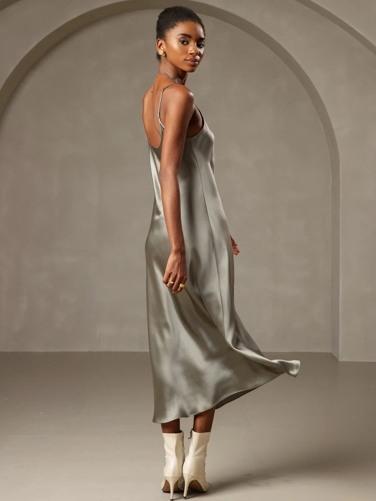 Camisón largo de seda clásico con tirantes finos - Image 30