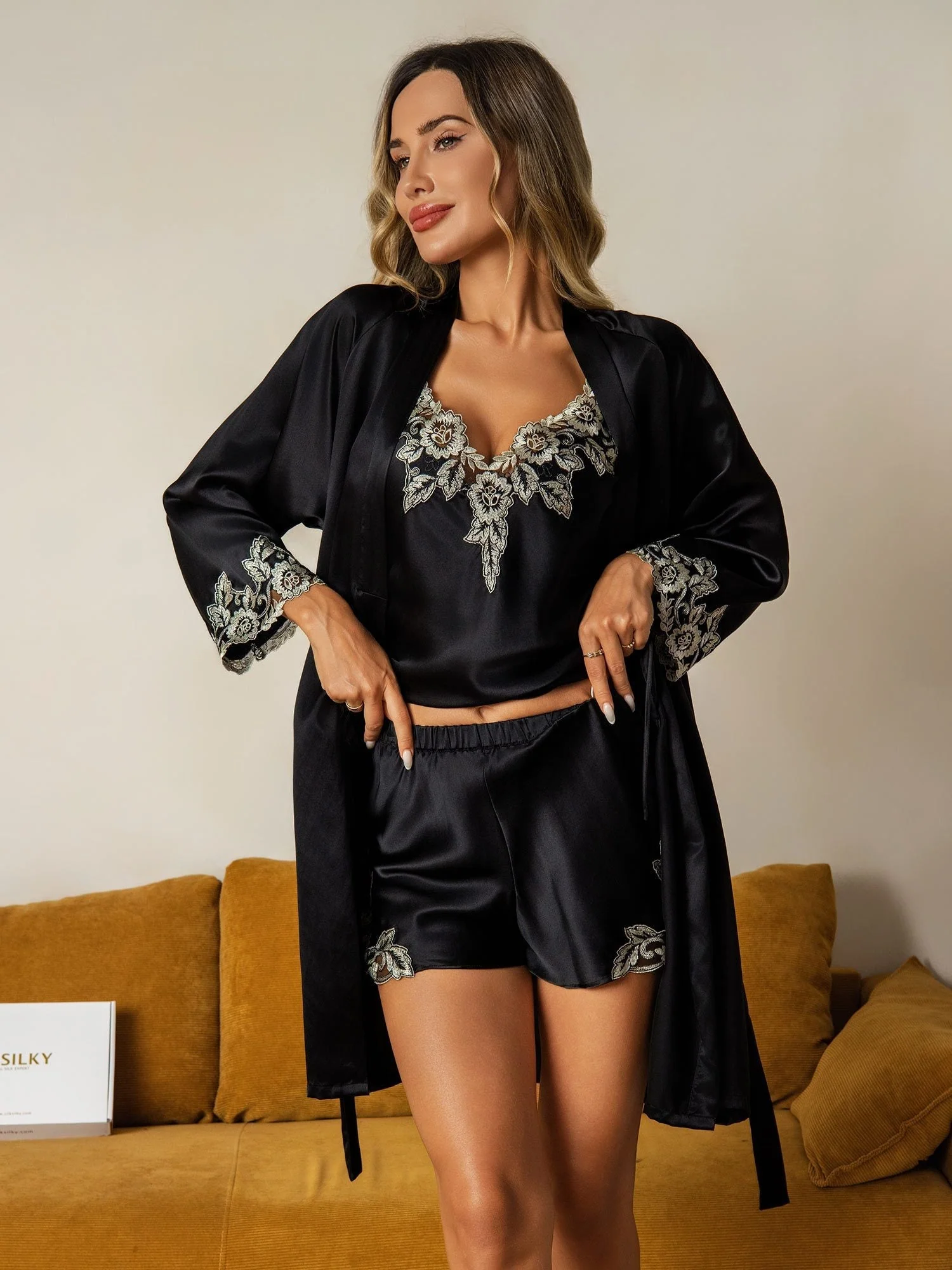 Elegante Bata Y Conjunto De Tirantes En Seda Pura Con Encaje 3 Piezas - Image 18
