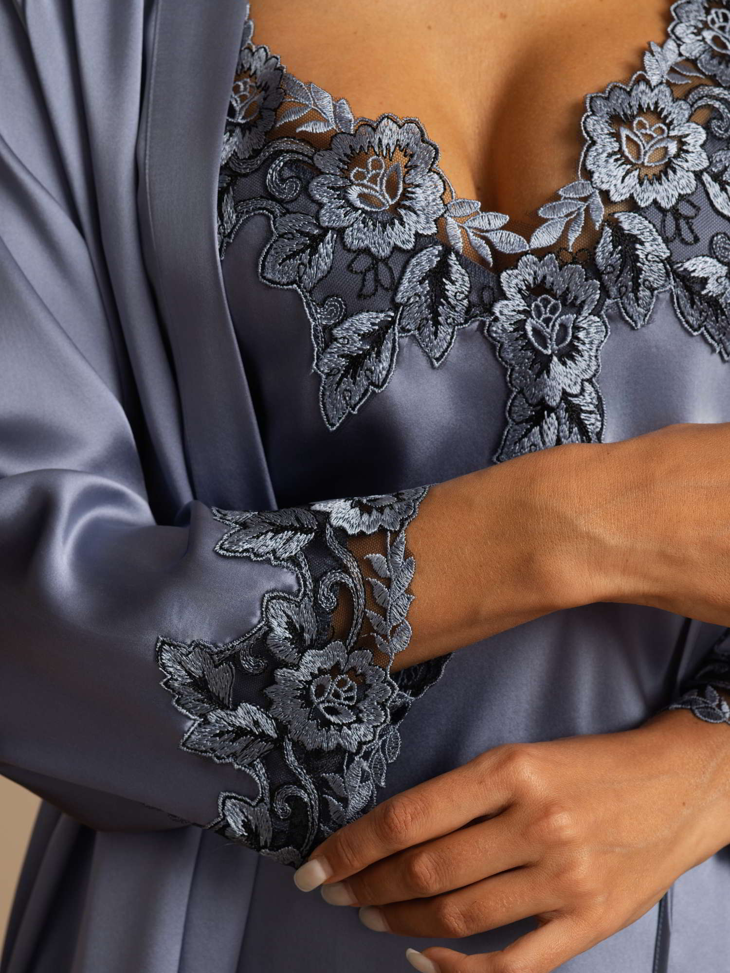 Elegante Bata Y Conjunto De Tirantes En Seda Pura Con Encaje 3 Piezas - Image 26