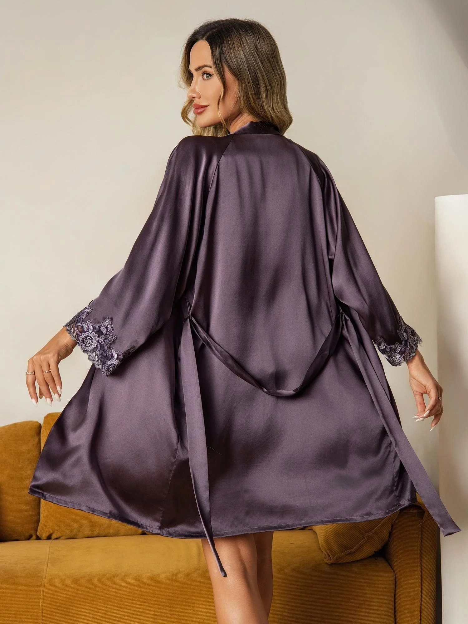 Elegante Bata Y Conjunto De Tirantes En Seda Pura Con Encaje 3 Piezas - Image 3