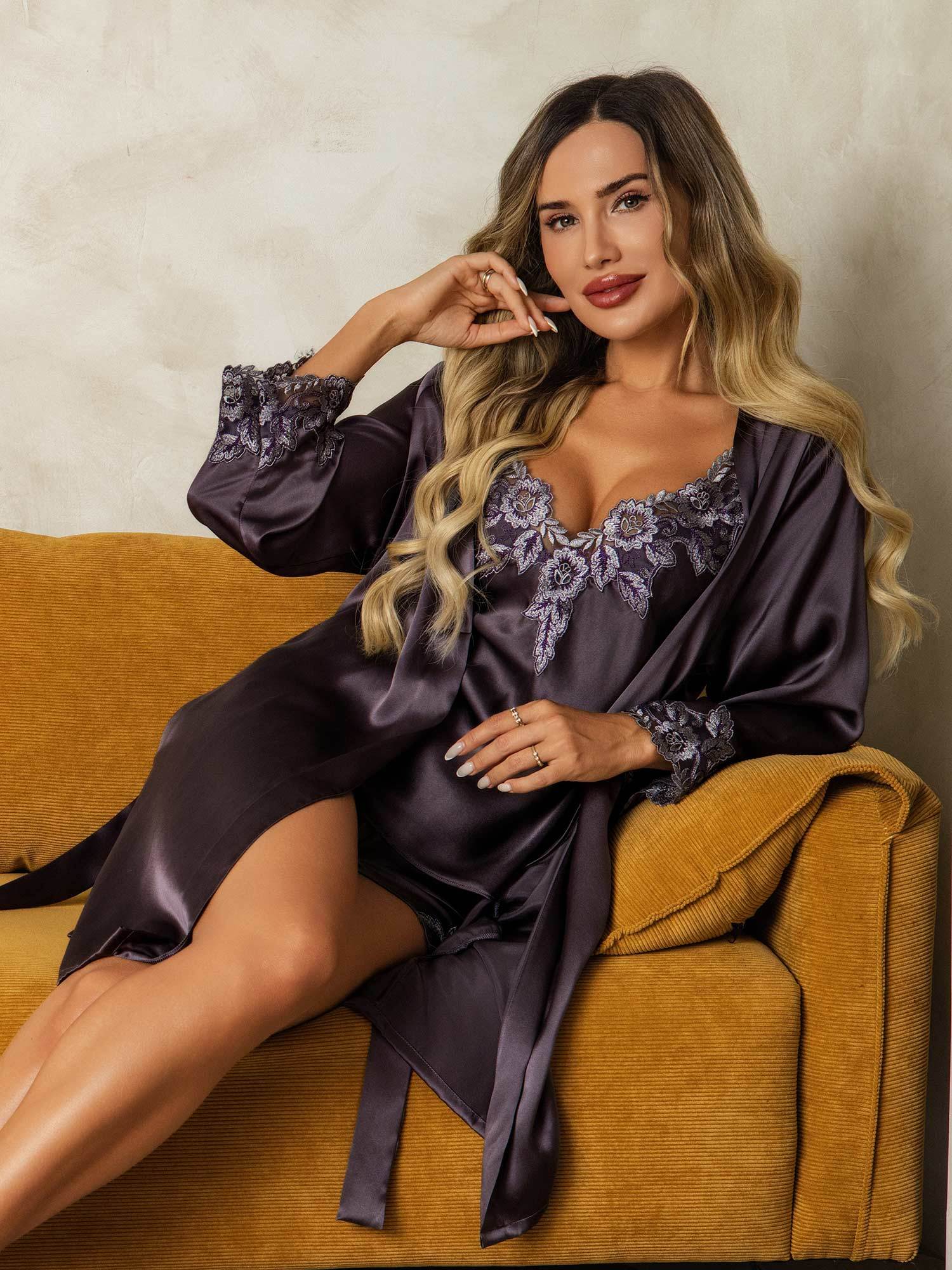 Elegante Bata Y Conjunto De Tirantes En Seda Pura Con Encaje 3 Piezas - Image 5