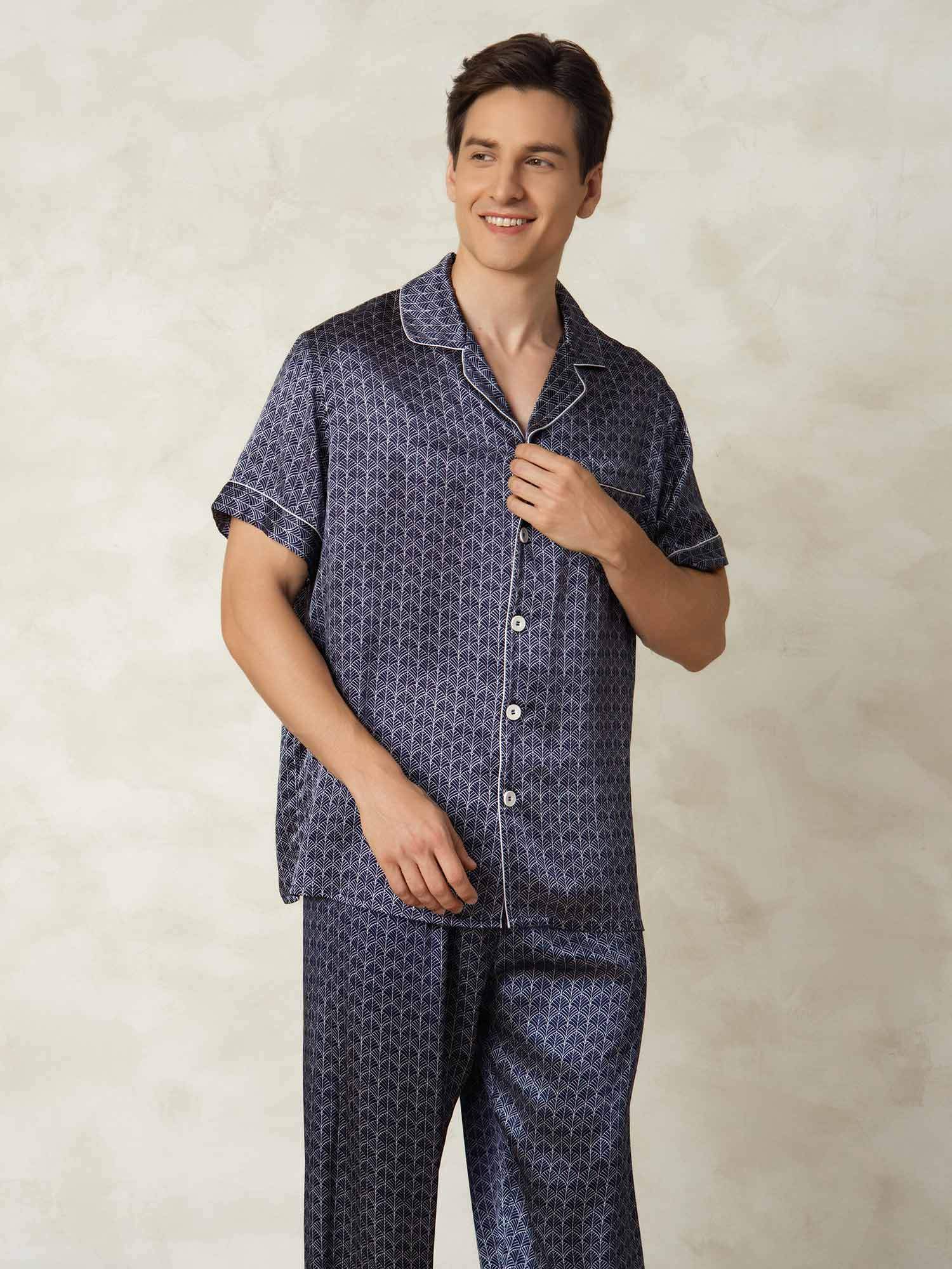 Pijama De Hombre De Pura Seda Con Mangas Cortas Estampado Ginkgo Azul Marino Y Pantalón - Image 3