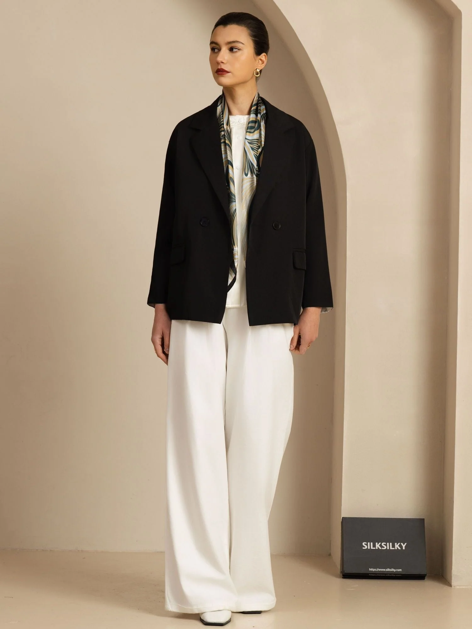 Pañuelo Cuadrado de Seda Pura con Estampado Floral Abstracto - Tamaño 90x90cm - Image 4