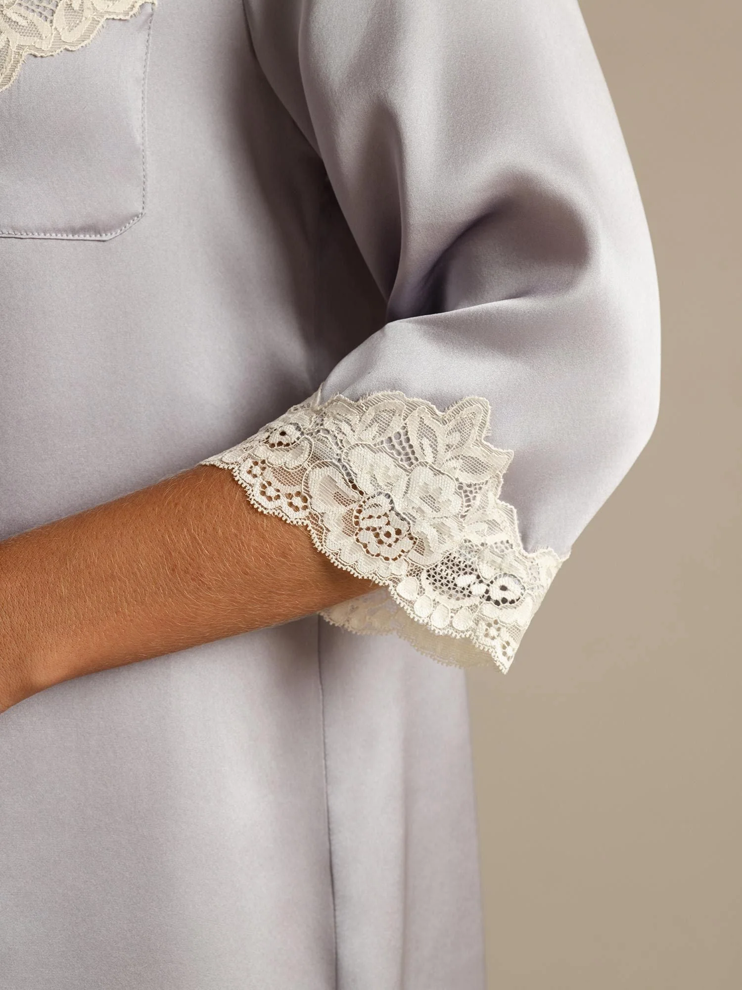 Camisón de Pura Seda con Botones y Diseño de Encaje - Image 13