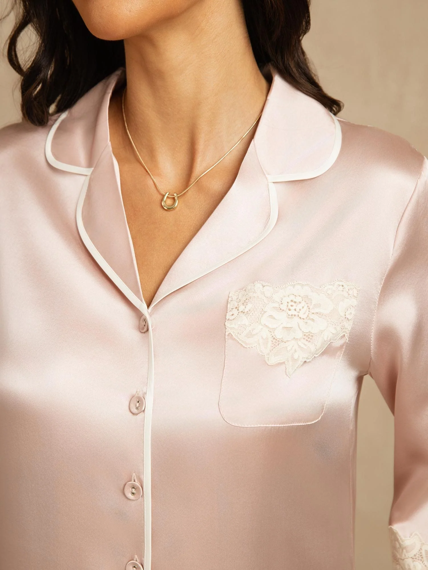 Camisón de Pura Seda con Botones y Diseño de Encaje - Image 4