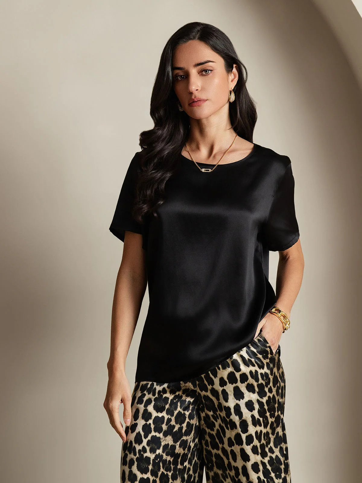 Pijama Mujer Seda Pura Manga Corta Cuello Redondo Top Liso Y Pantalón Estampado Leopardo - Image 5