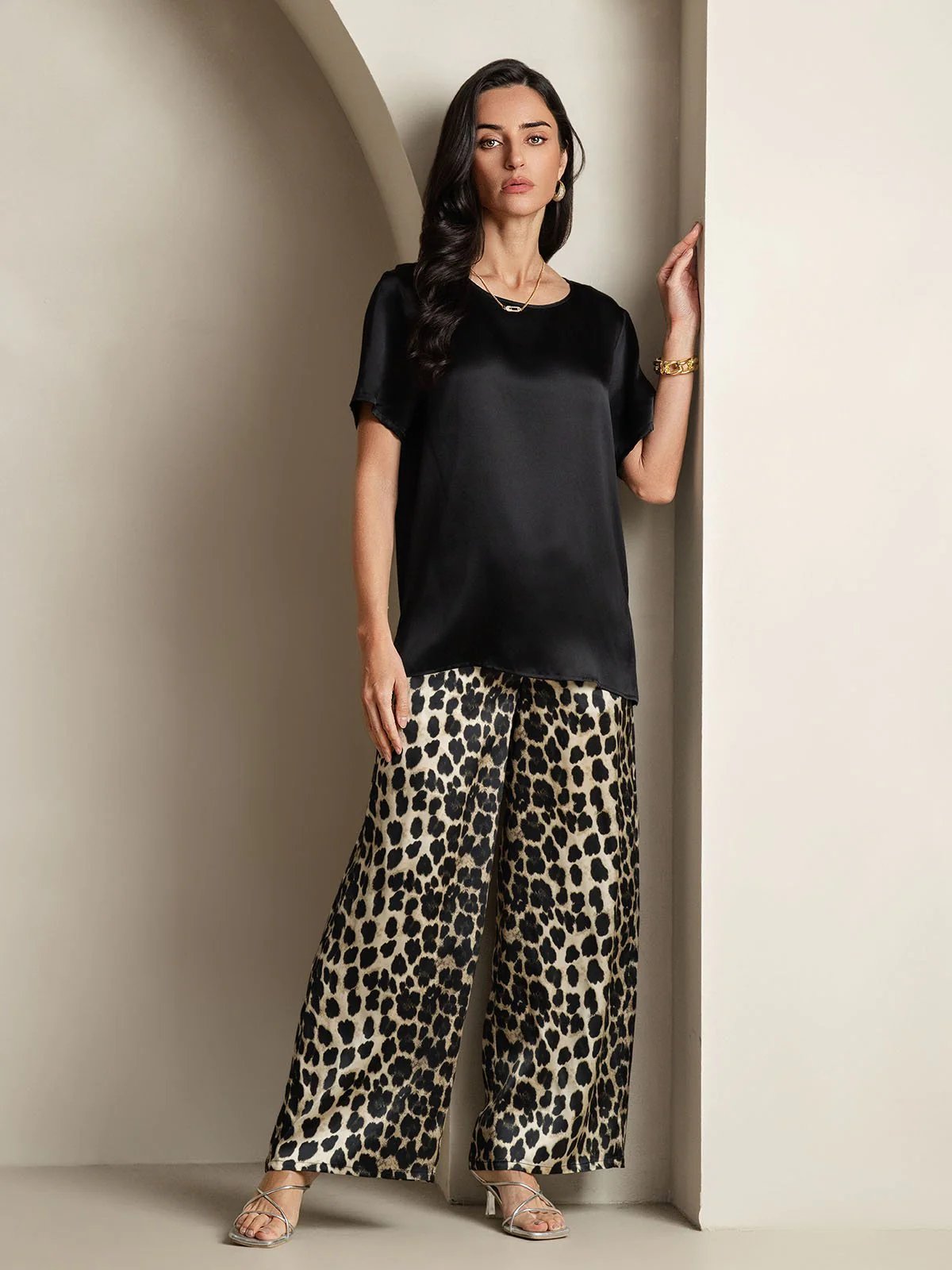 Pijama Mujer Seda Pura Manga Corta Cuello Redondo Top Liso Y Pantalón Estampado Leopardo - Image 6
