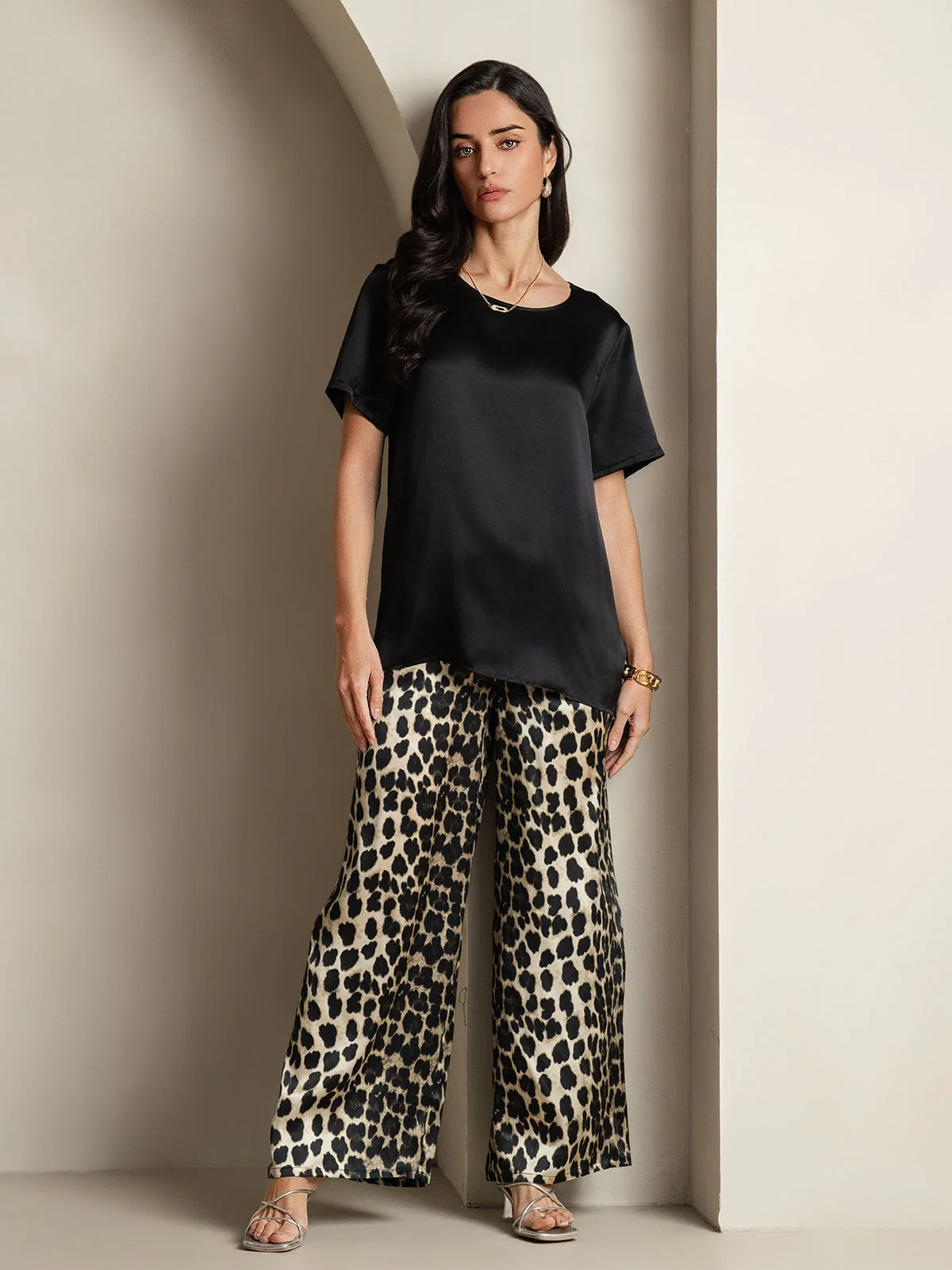 Pijama Mujer Seda Pura Manga Corta Cuello Redondo Top Liso Y Pantalón Estampado Leopardo - Image 7