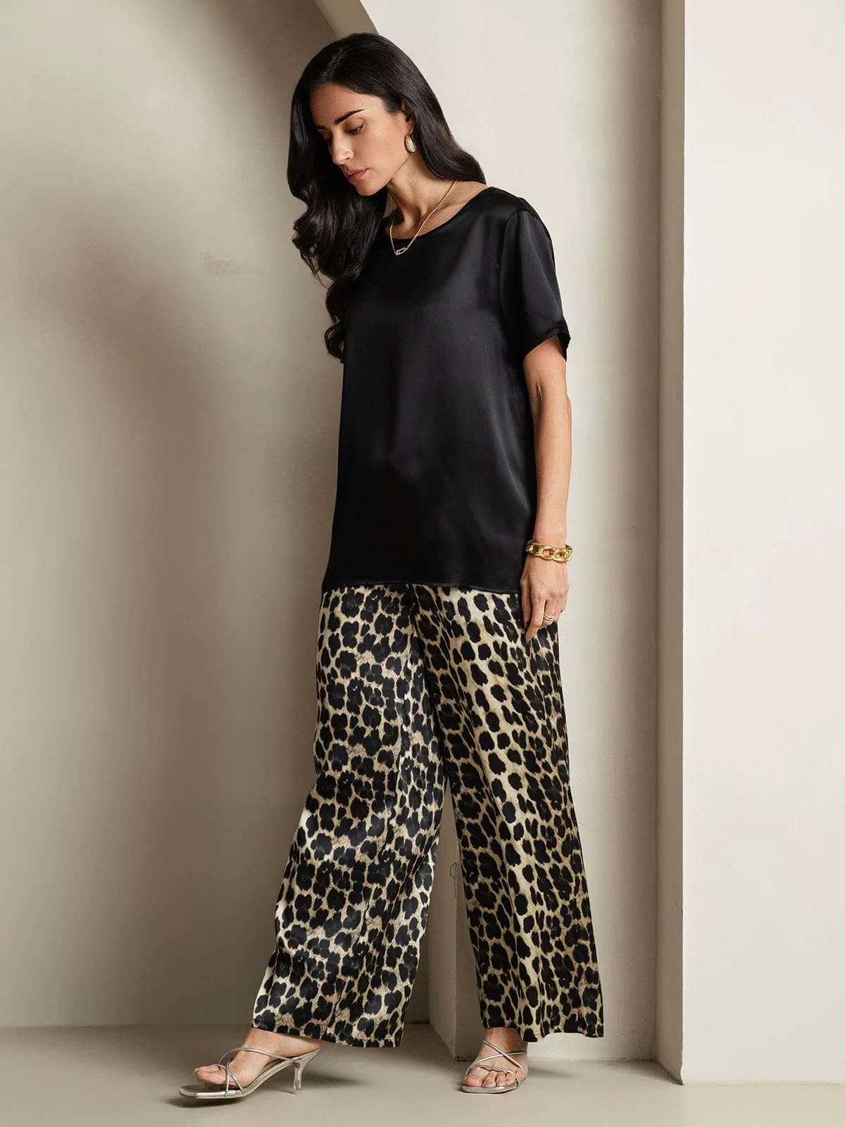 Pijama Mujer Seda Pura Manga Corta Cuello Redondo Top Liso Y Pantalón Estampado Leopardo - Image 8