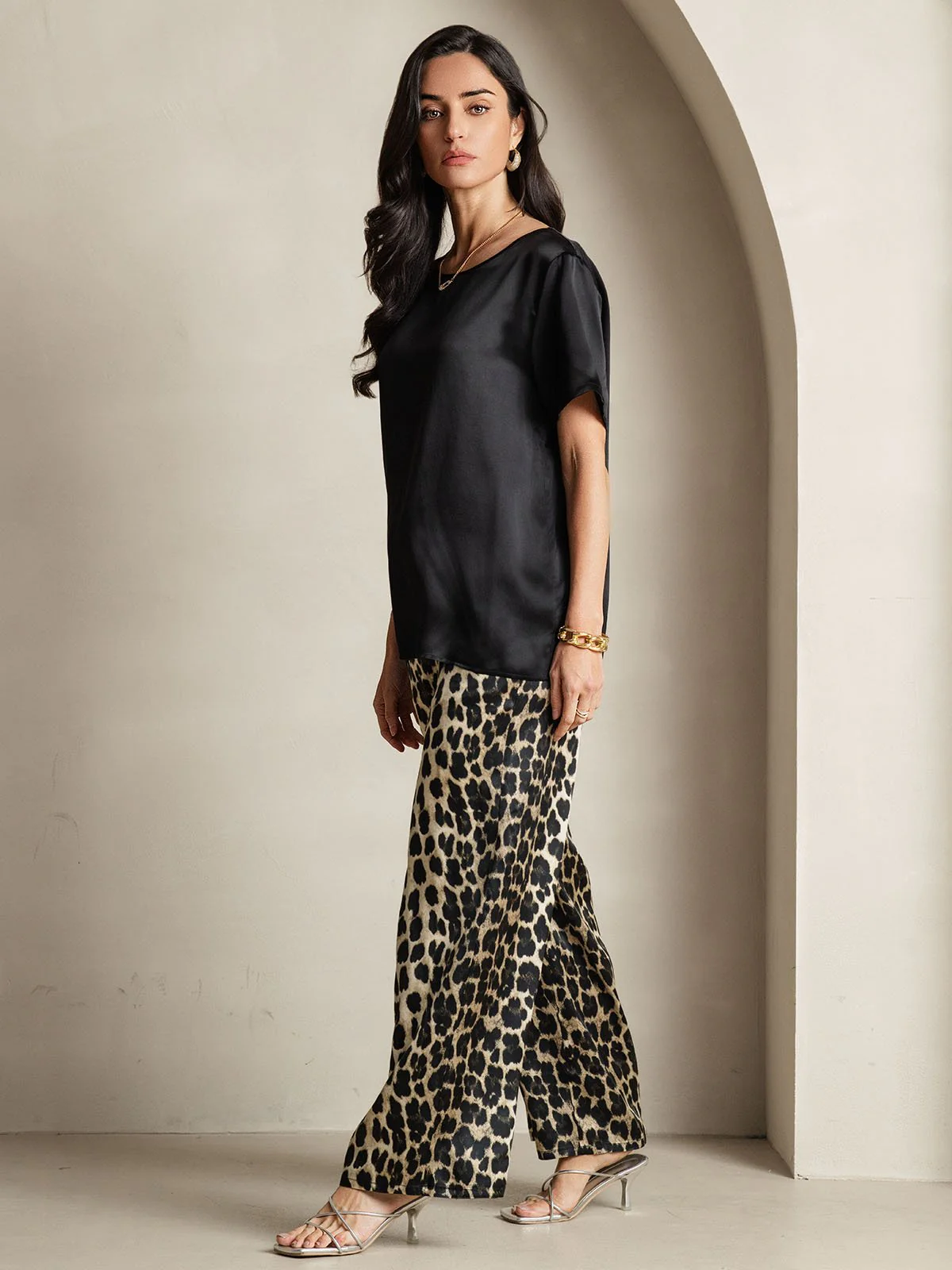 Pijama Mujer Seda Pura Manga Corta Cuello Redondo Top Liso Y Pantalón Estampado Leopardo - Image 9
