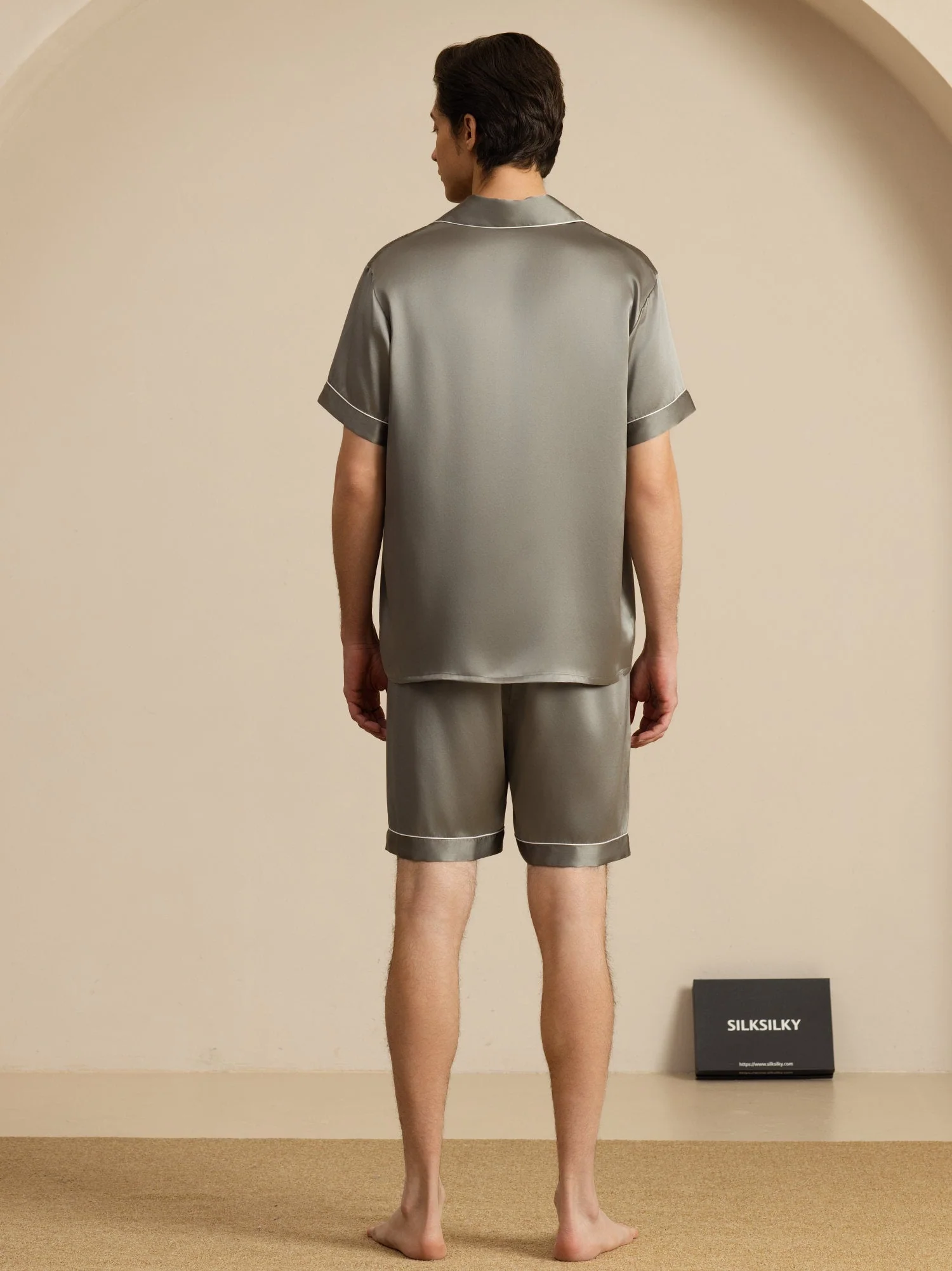Pijama De Hombre De Pura Seda Con Mangas Cortas Cuello Solapa Y Shorts - Image 12