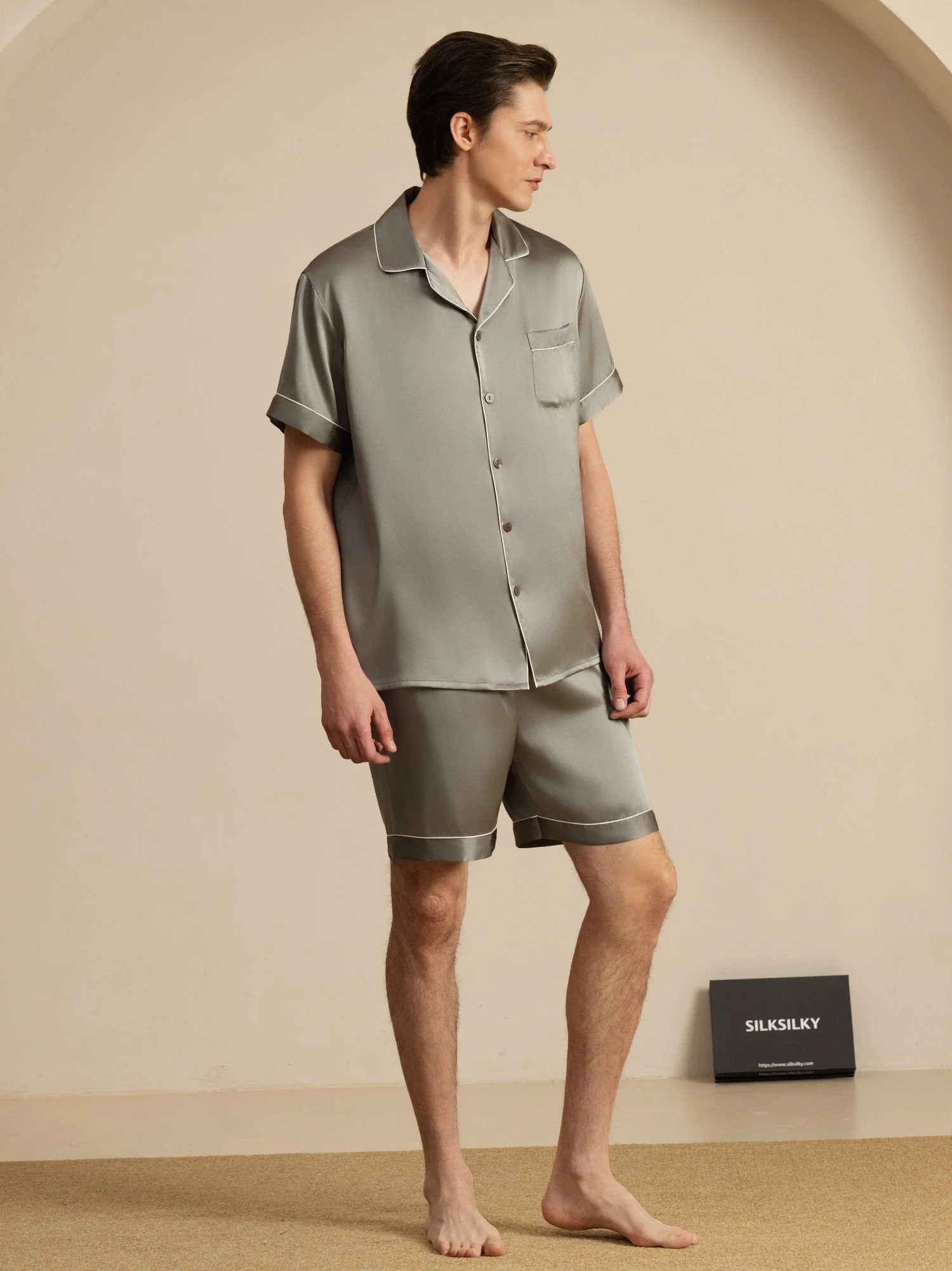 Pijama De Hombre De Pura Seda Con Mangas Cortas Cuello Solapa Y Shorts - Image 13
