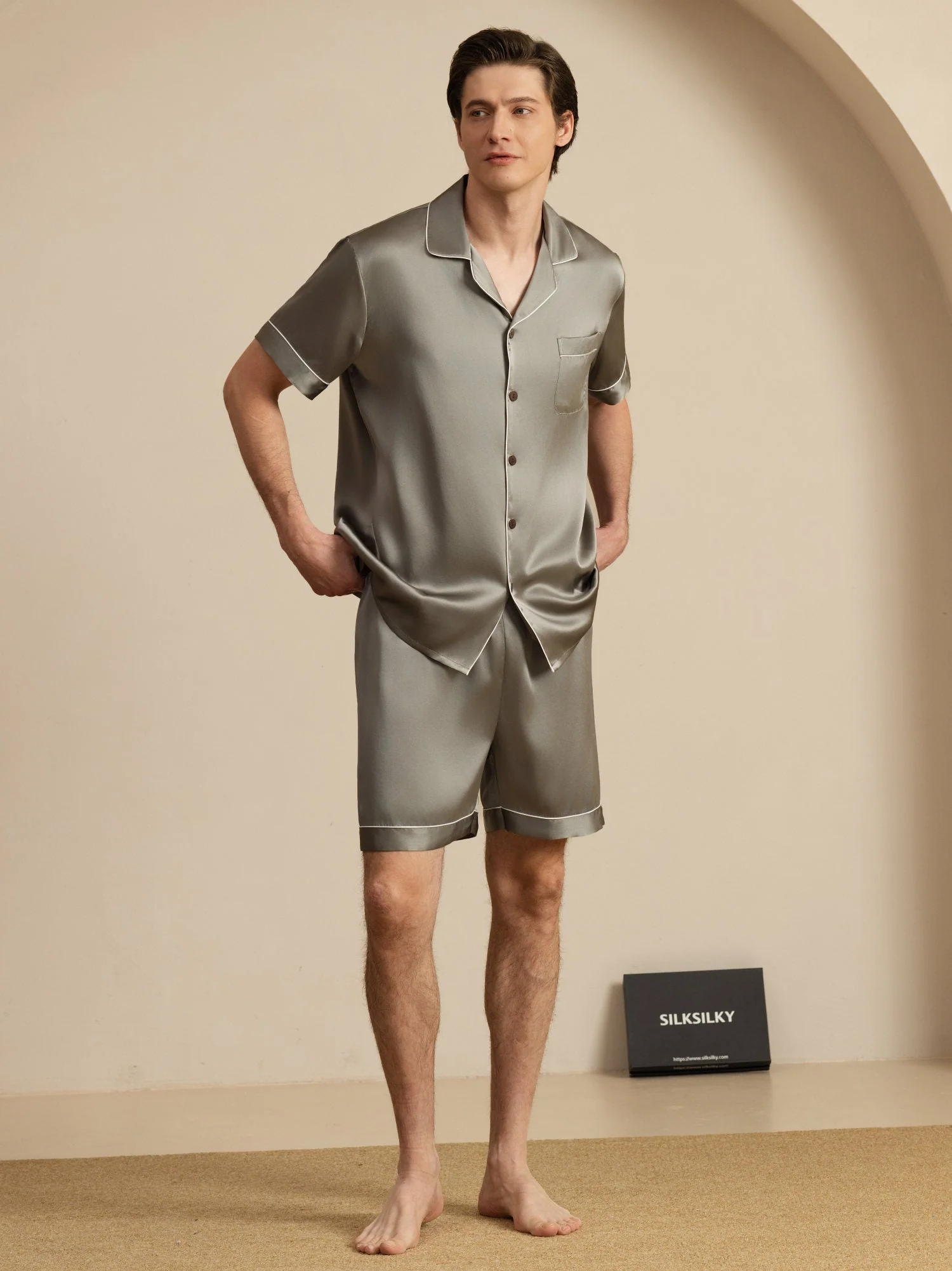 Pijama De Hombre De Pura Seda Con Mangas Cortas Cuello Solapa Y Shorts - Image 14