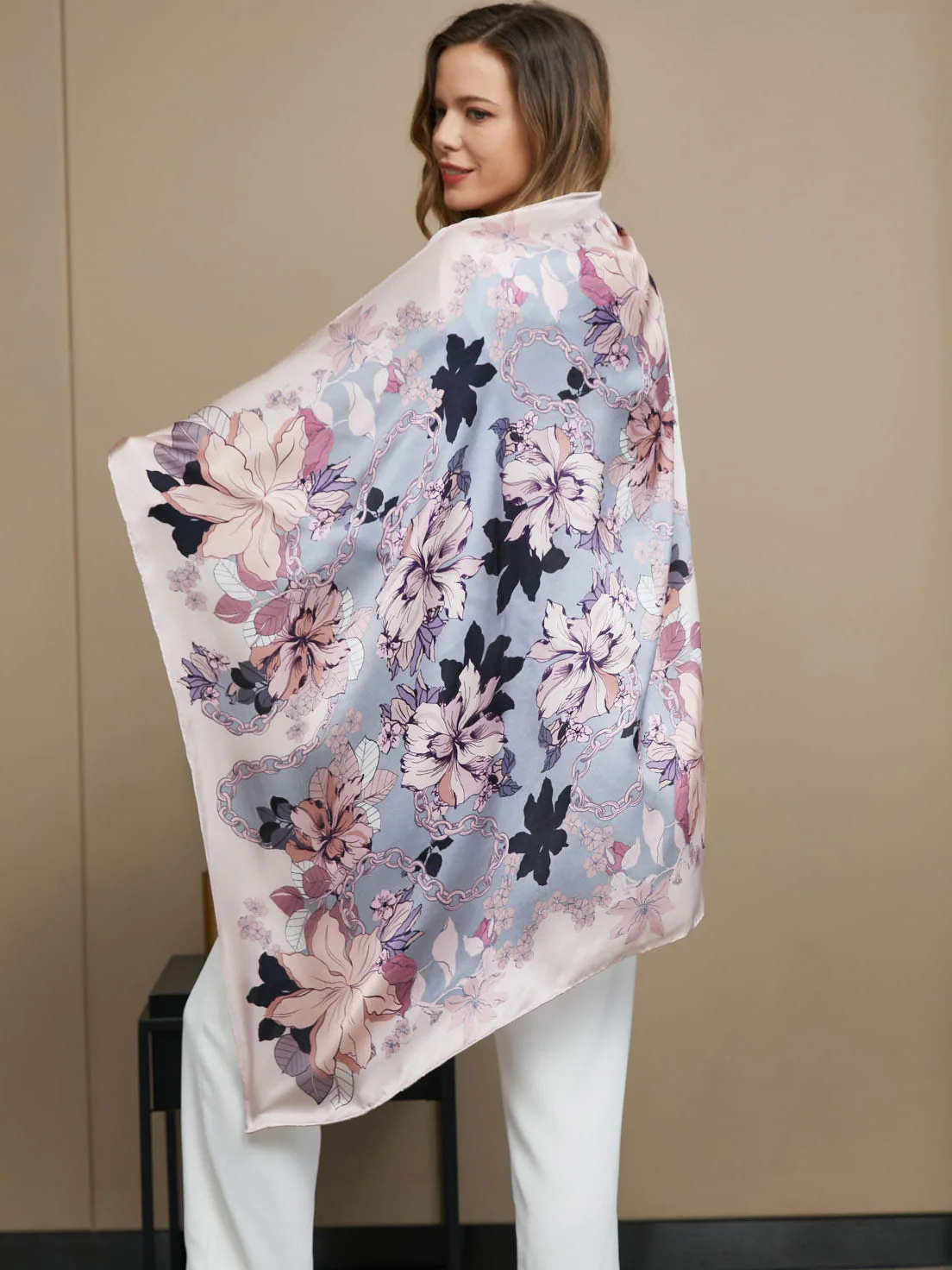 Bufanda / chal cuadrado de seda pura con estampado floral 86x86cm