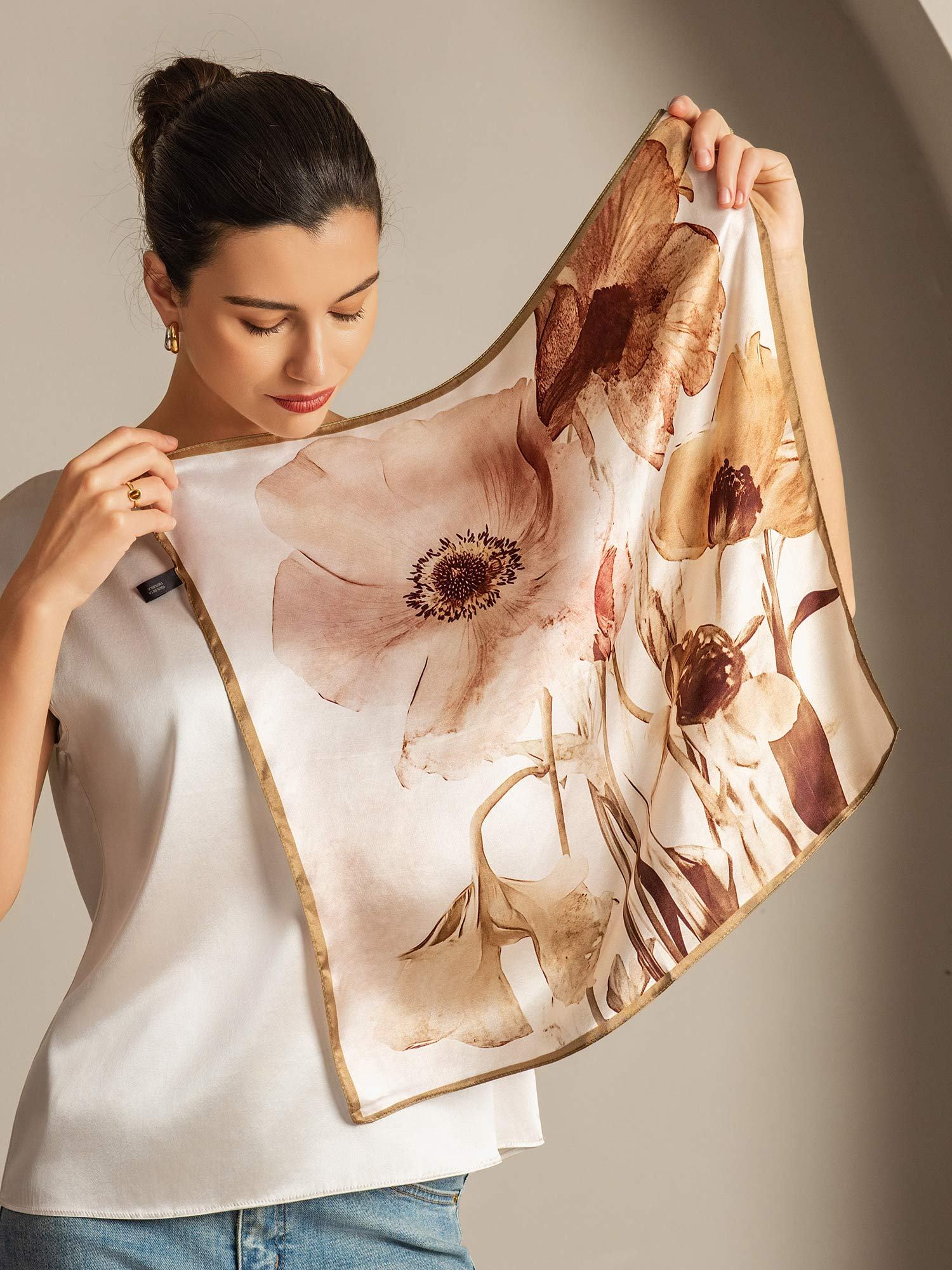 Pure Silk Bufanda Cuadrada Floral con Borde Dorado 53*53 cm - Image 2
