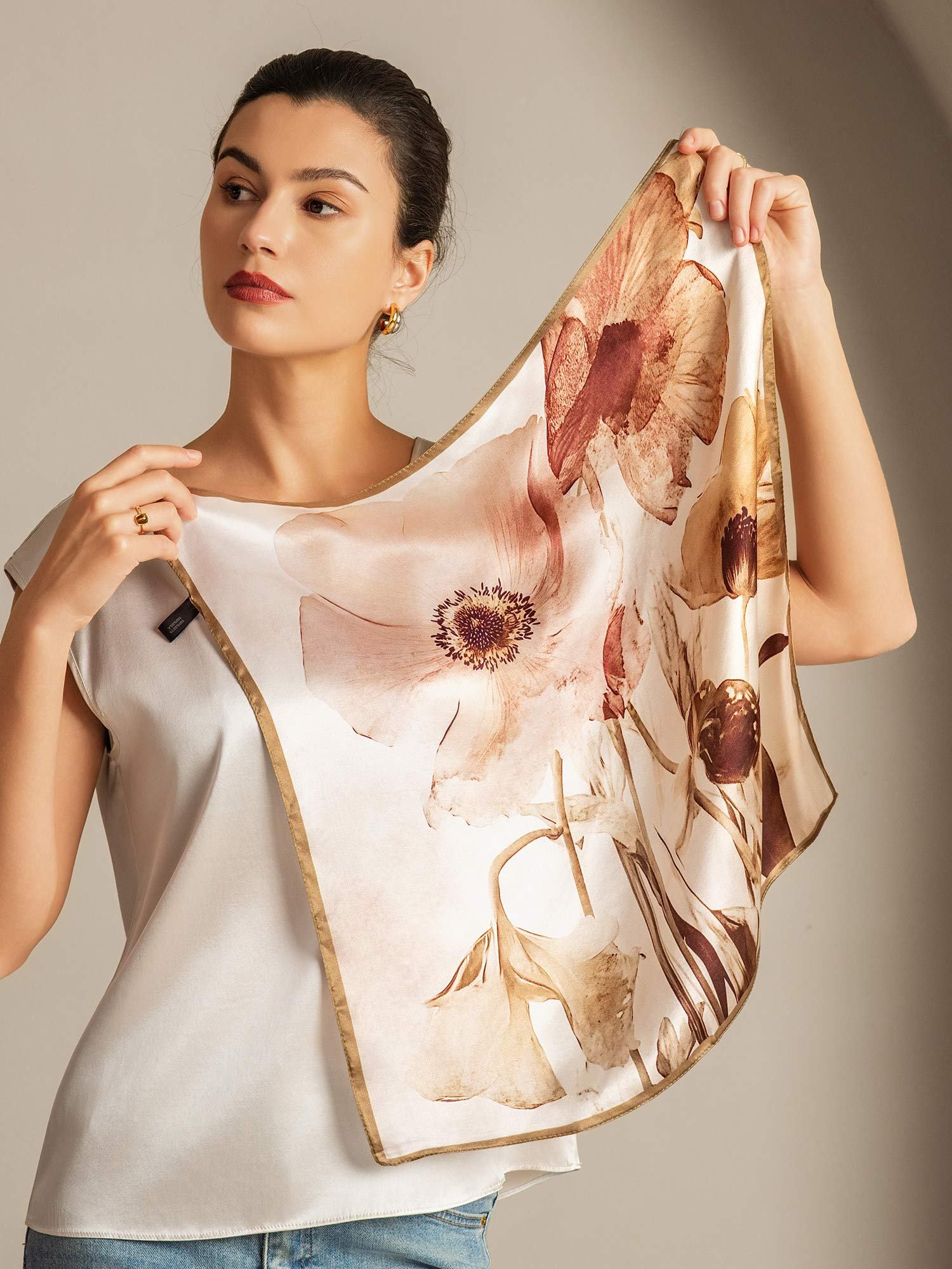 Pure Silk Bufanda Cuadrada Floral con Borde Dorado 53*53 cm - Image 4