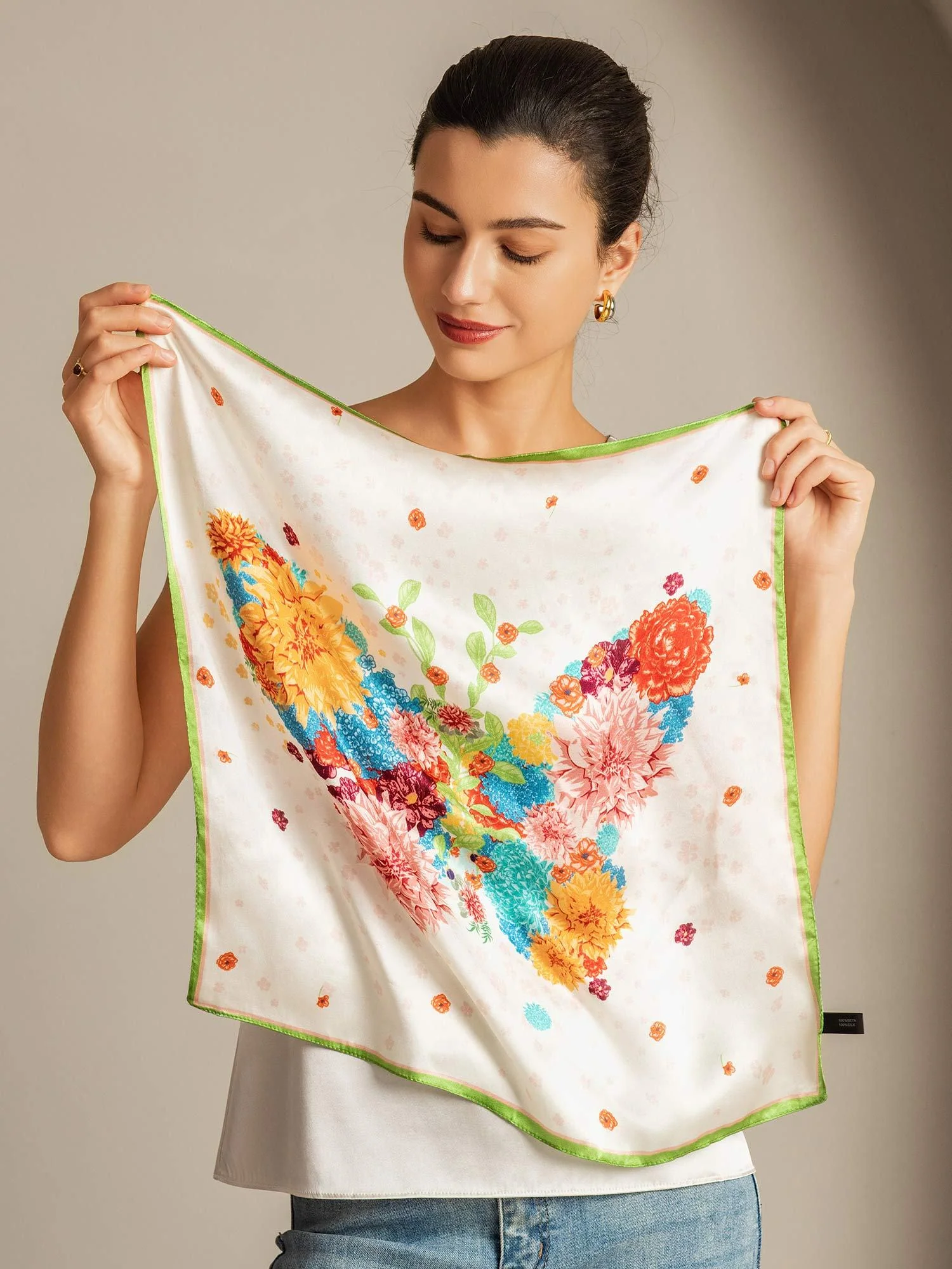 Pañuelo Cuadrado de Seda Pura con Flores y Borde Verde 53*53 cm - Image 3