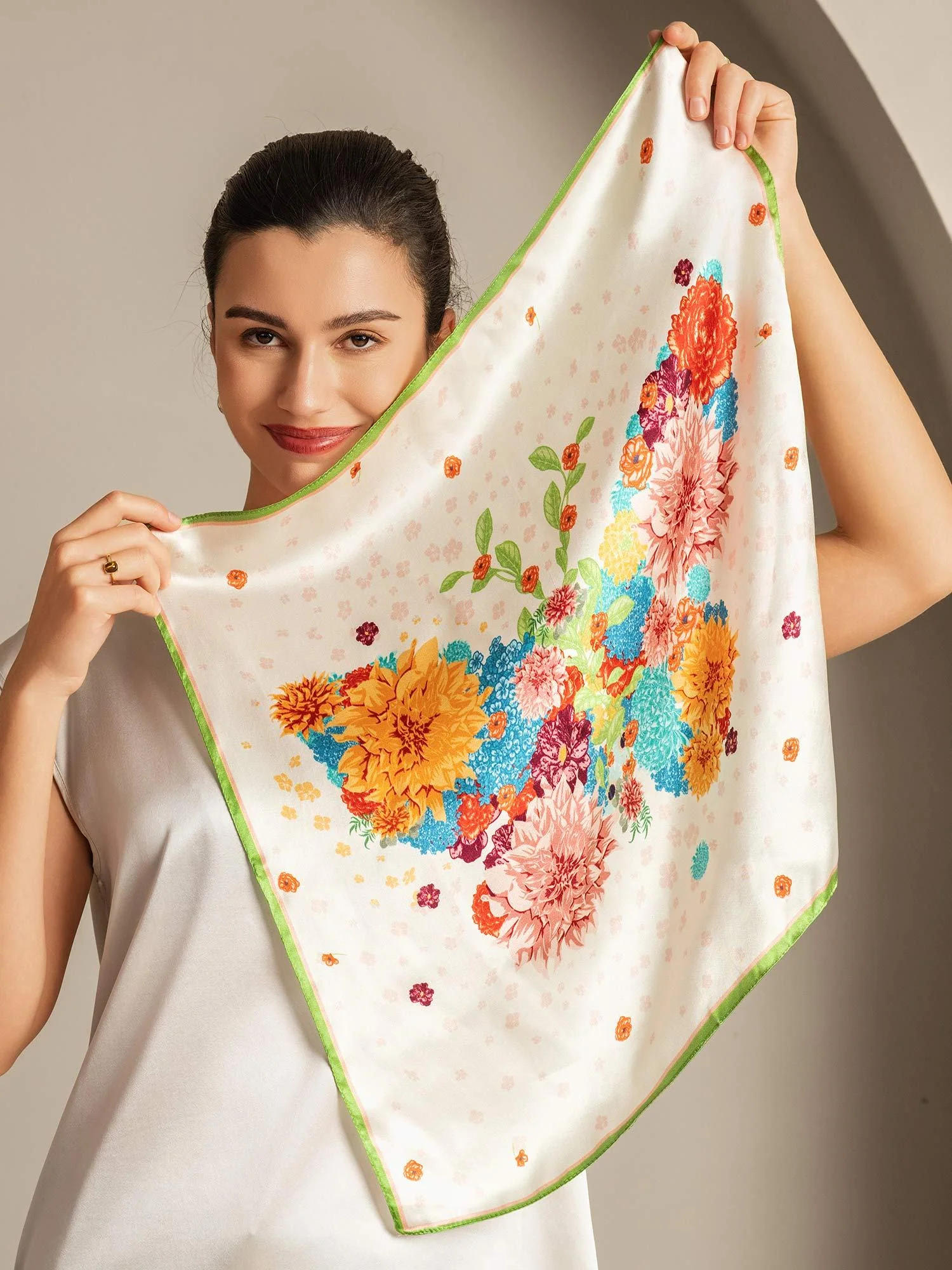 Pañuelo Cuadrado de Seda Pura con Flores y Borde Verde 53*53 cm - Image 4