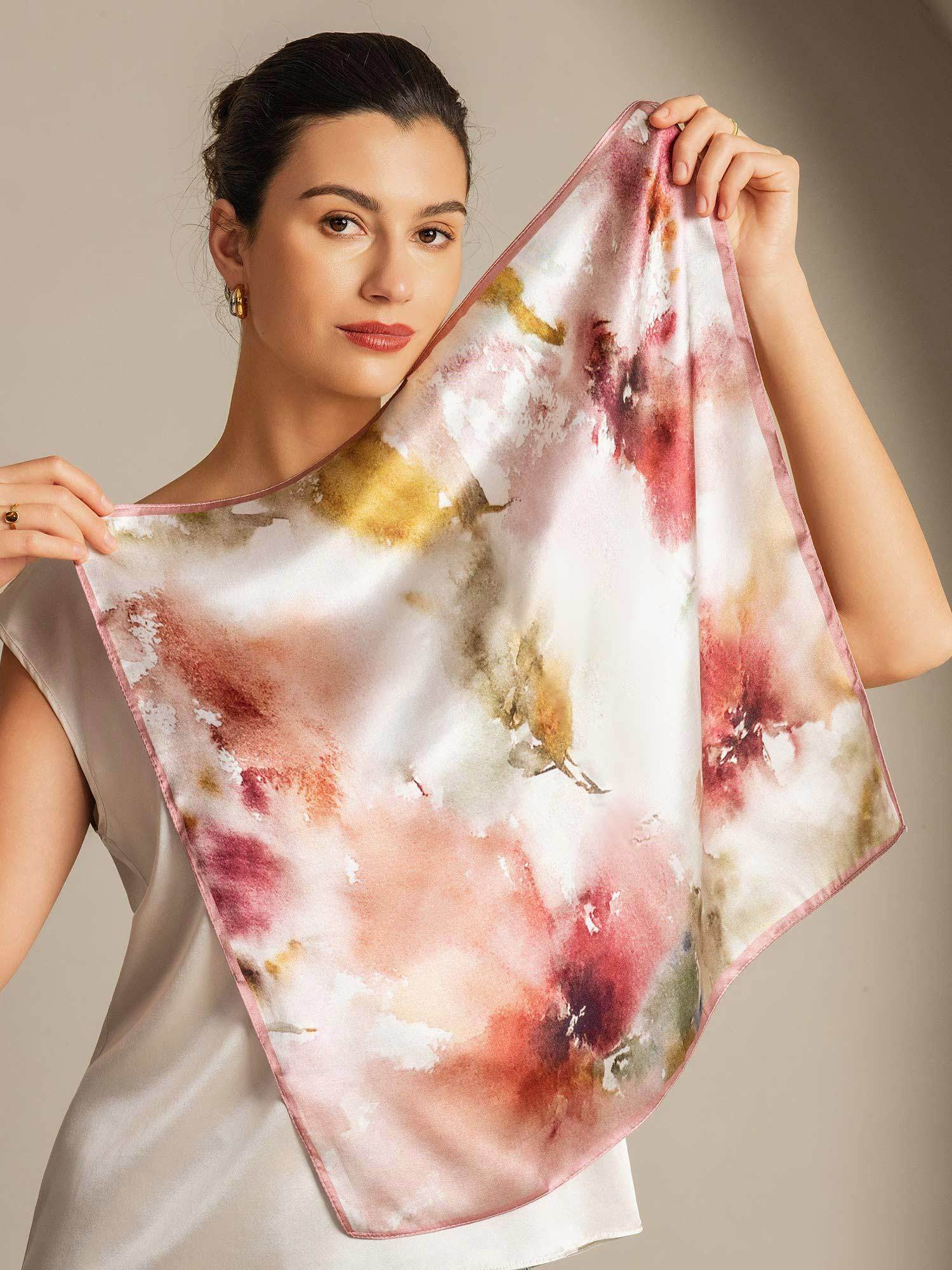 Pañuelo Cuadrado de Seda Pura con Flores y Ribete Rosa 53*53 cm - Image 3