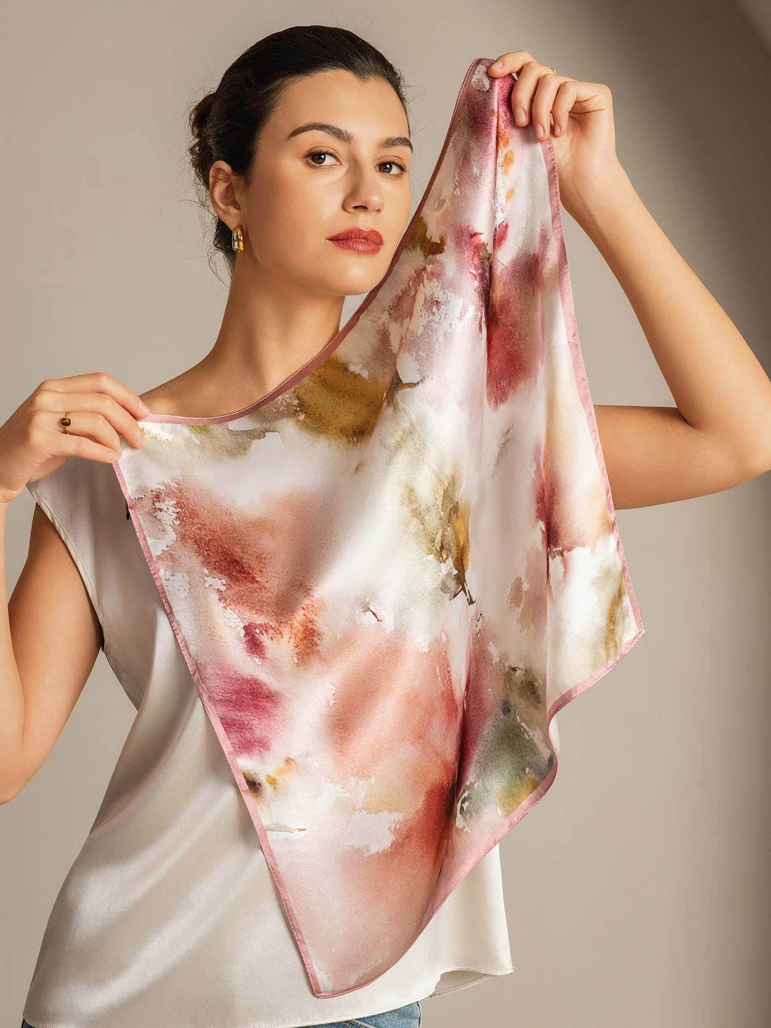 Pañuelo Cuadrado de Seda Pura con Flores y Ribete Rosa 53*53 cm - Image 4