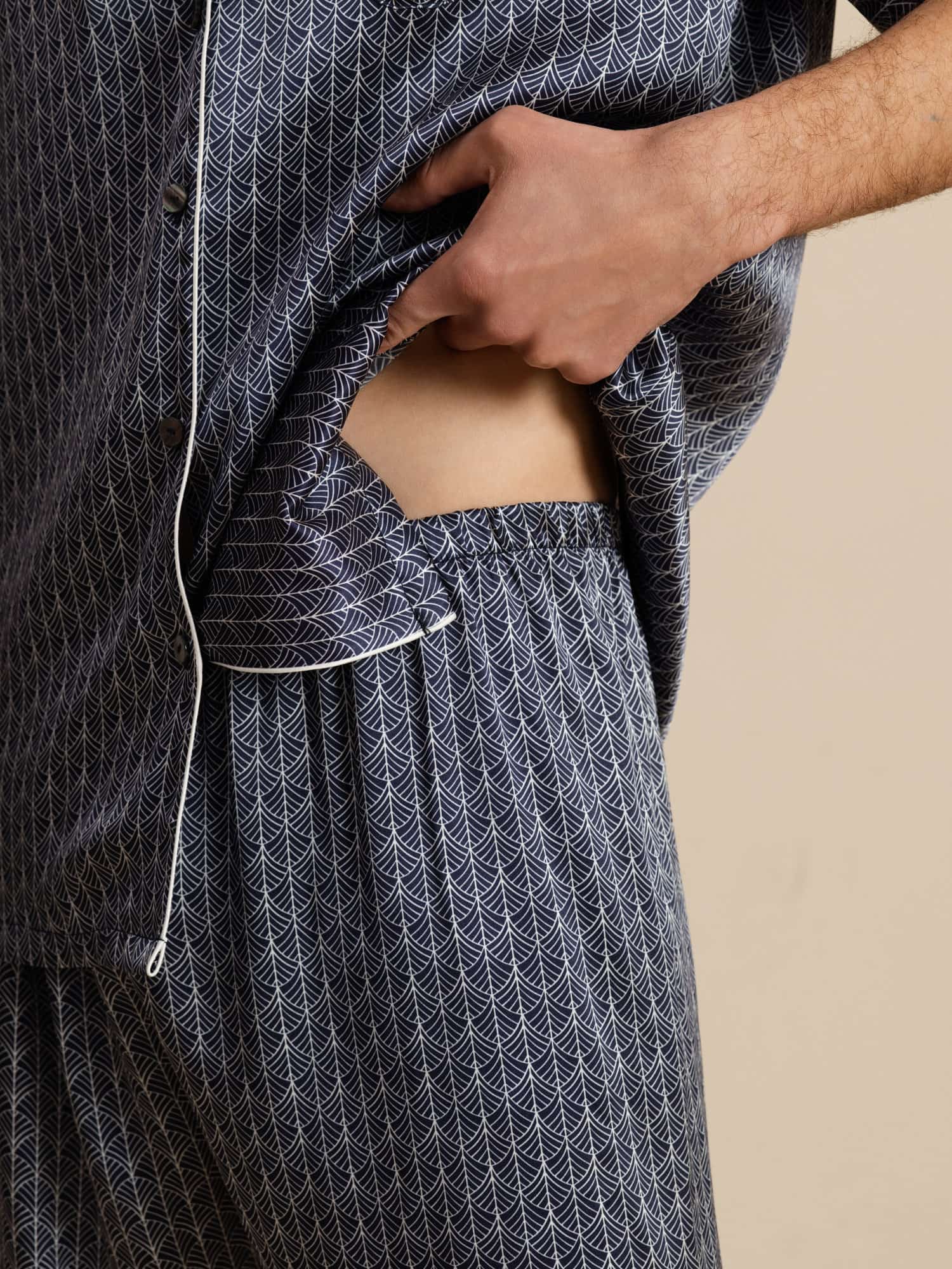 Pijama De Hombre De Seda Pura Azul Marino Con Estampado De Ginkgo De Manga Corta Y Cuello Con Solapa - Image 8