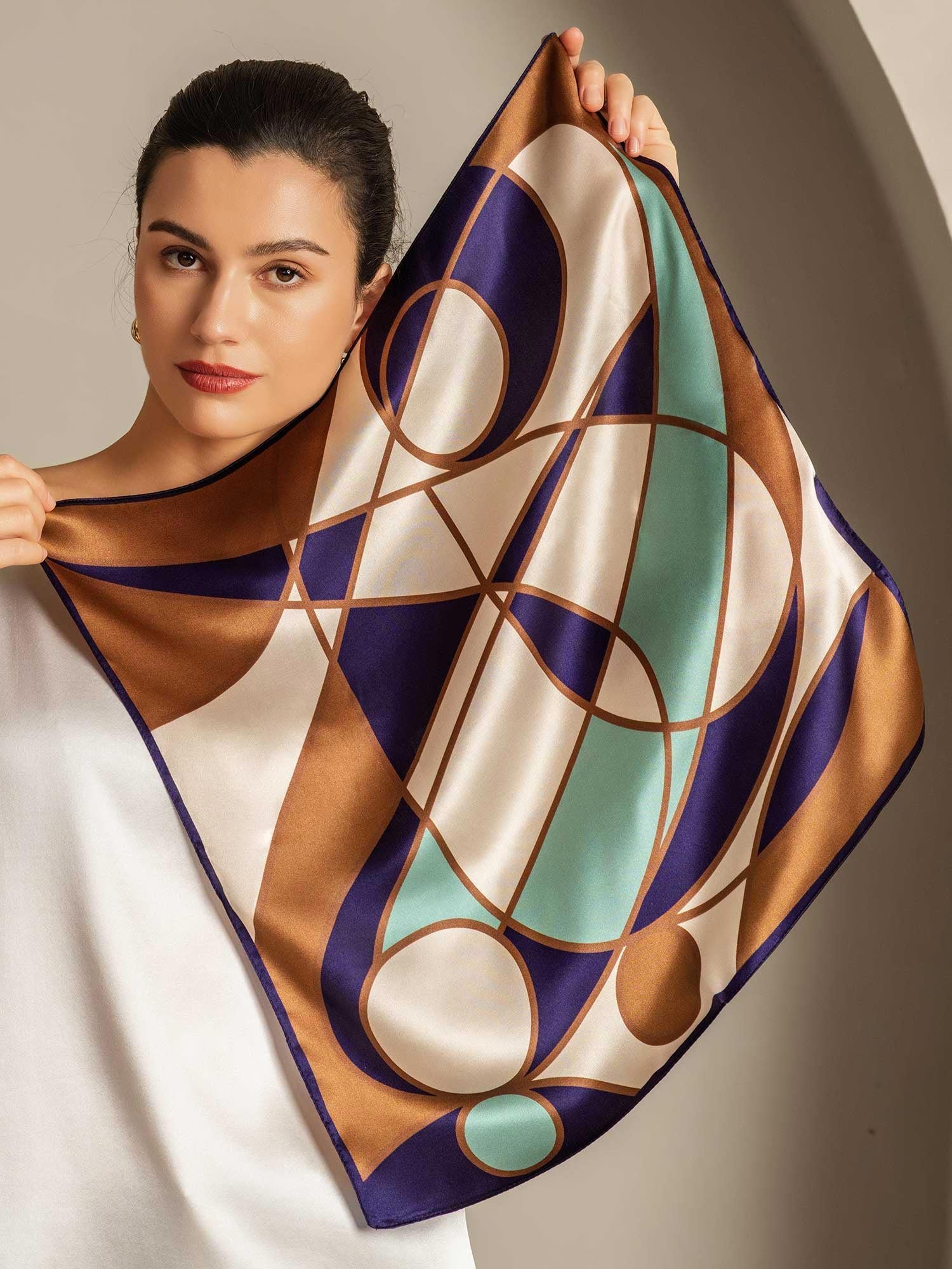 Pañuelo Cuadrado de Seda Pura con Patrón Geométrico - Tamaño 53x53cm - Image 2