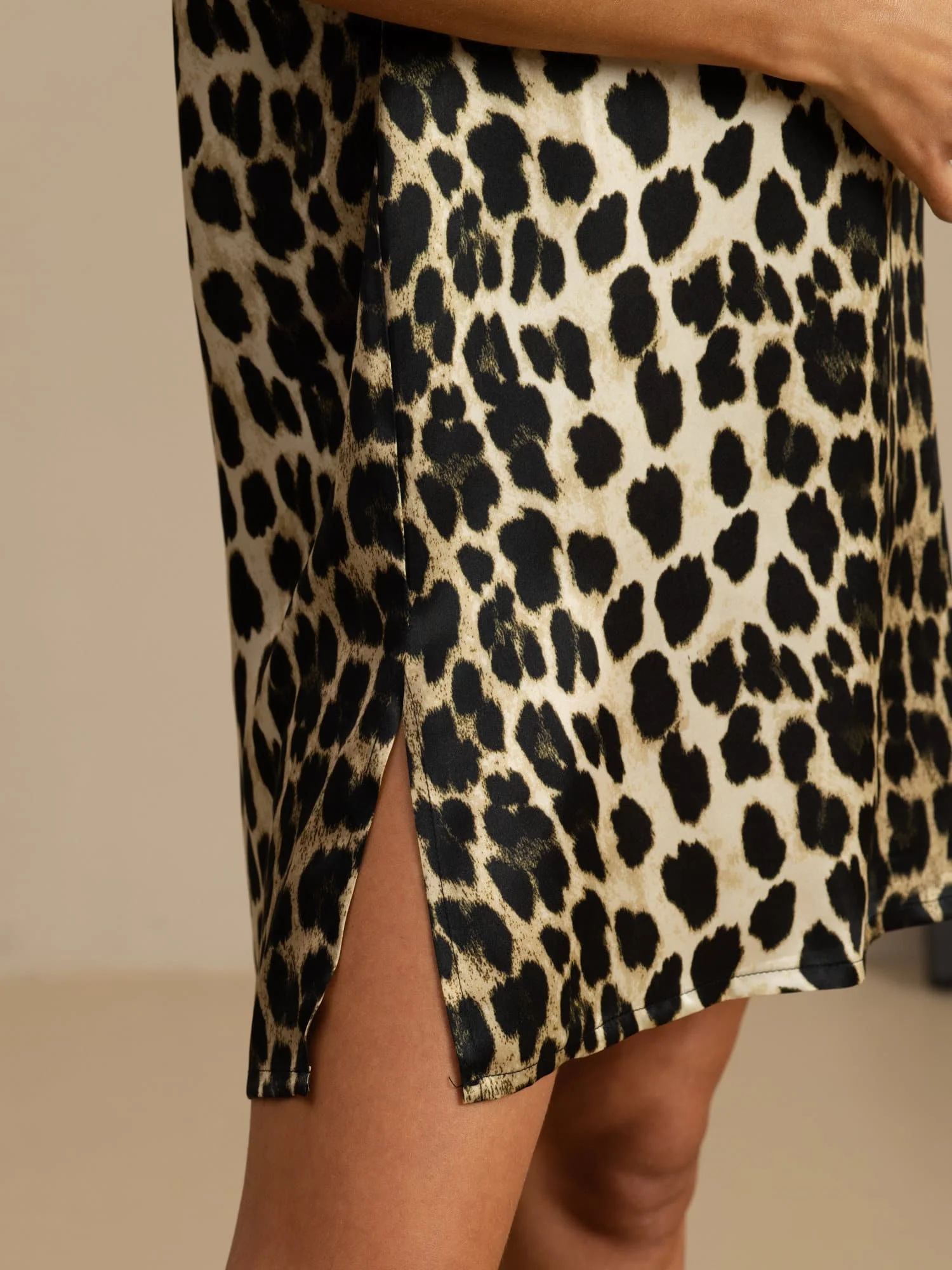 Pure Silk Camisón Corto de Manga Corta con Escote en V y Estampado de Leopardo con Diseño de Ranura - Image 5