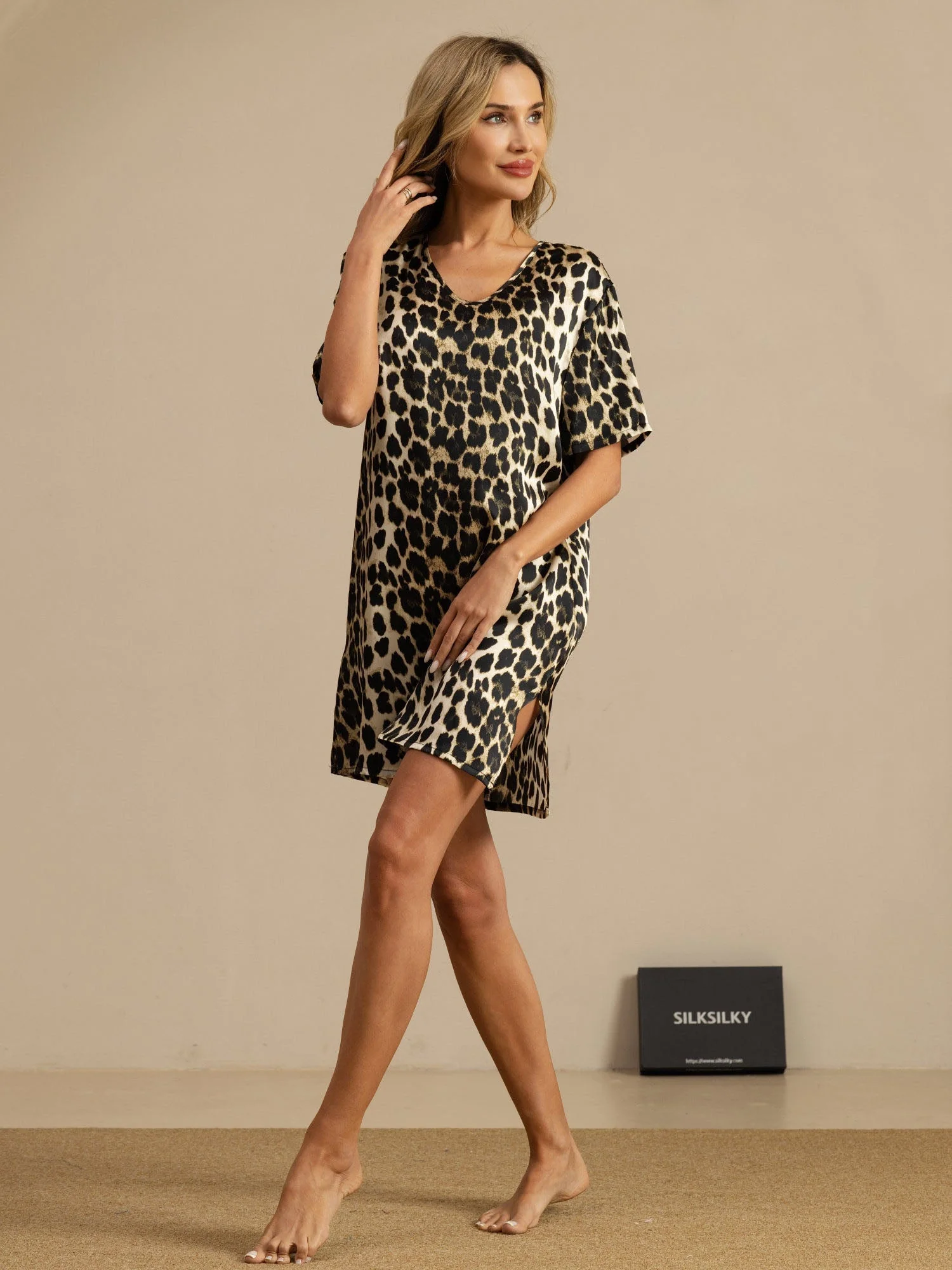 Pure Silk Camisón Corto de Manga Corta con Escote en V y Estampado de Leopardo con Diseño de Ranura - Image 6