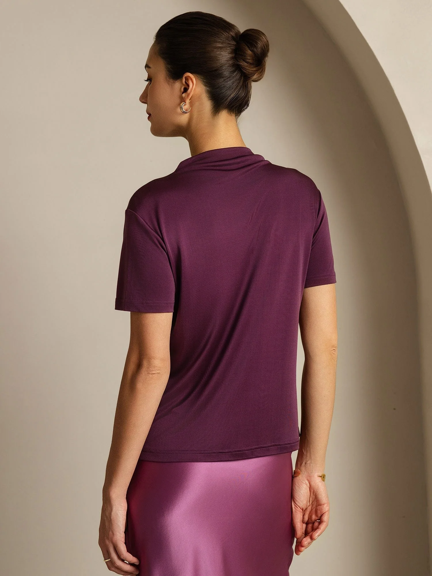 Camiseta De Mujer De Seda Pura Con Manga Corta Y Cuello Mock - Image 11