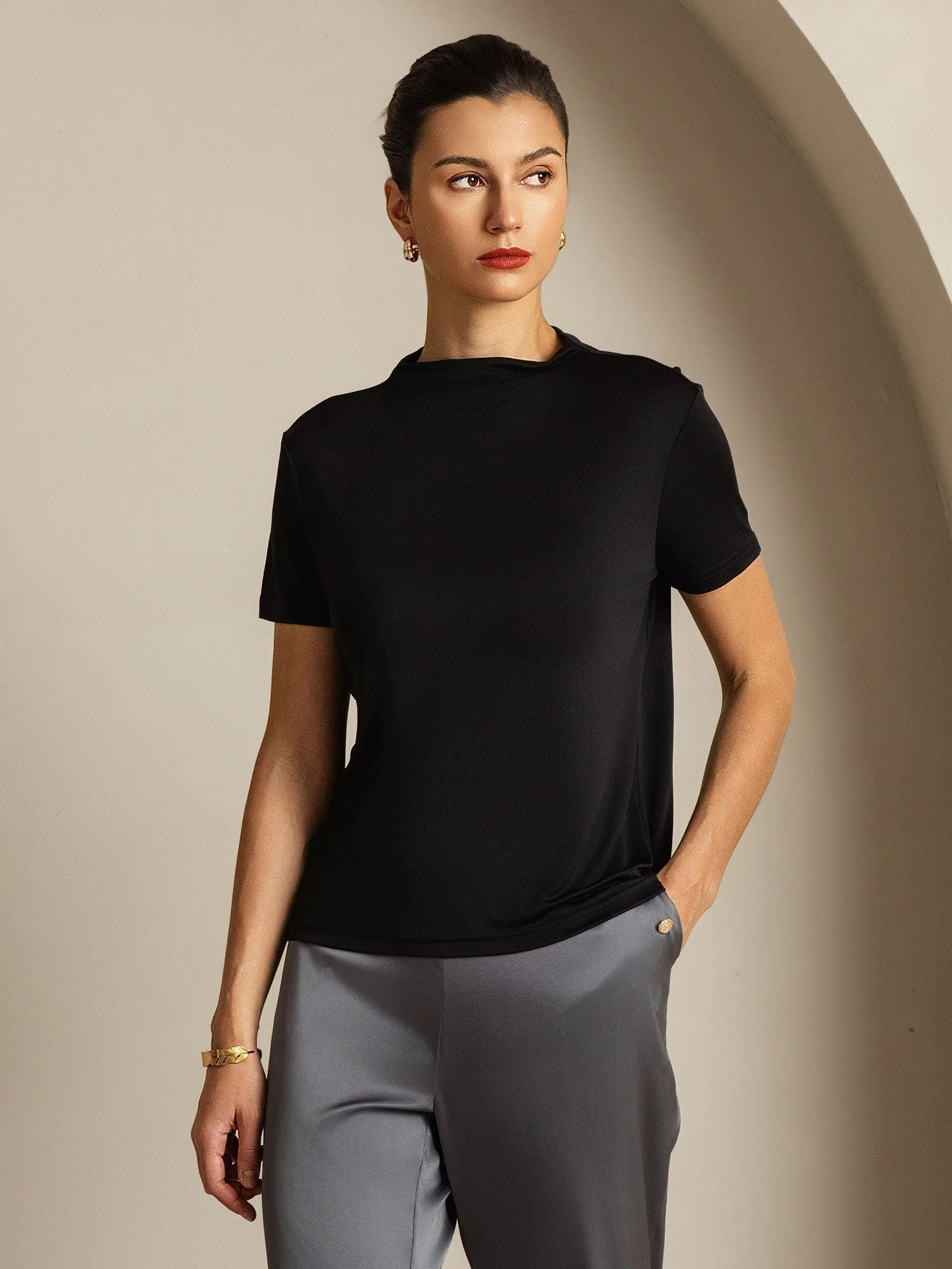 Camiseta De Mujer De Seda Pura Con Manga Corta Y Cuello Mock - Image 25