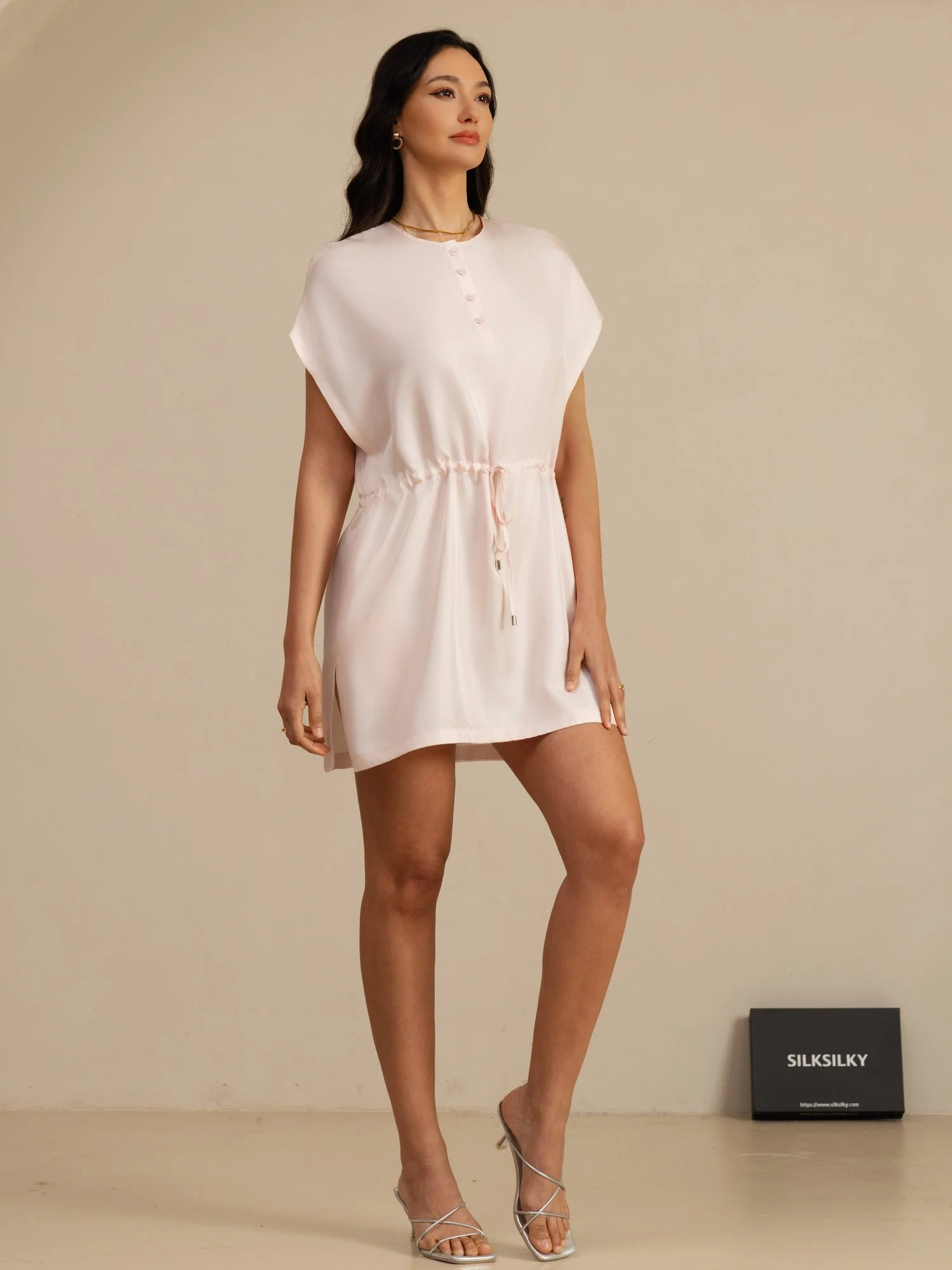 Seda Pura Cuello Henley Manga Corta Vestido Corto Con Cordón - Image 27