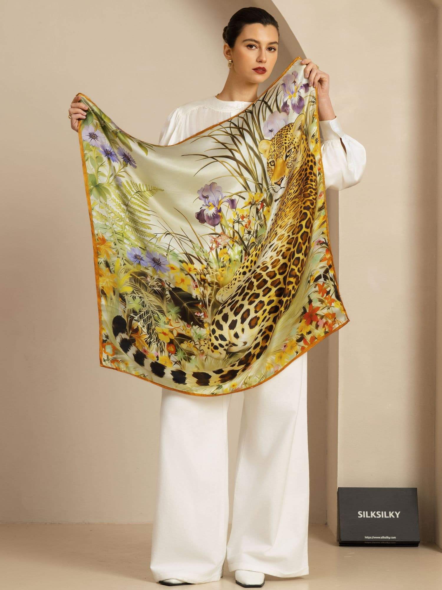 Pura Seda Leopardo & Floral Pañuelo - Tamaño 90x90cm - Image 2