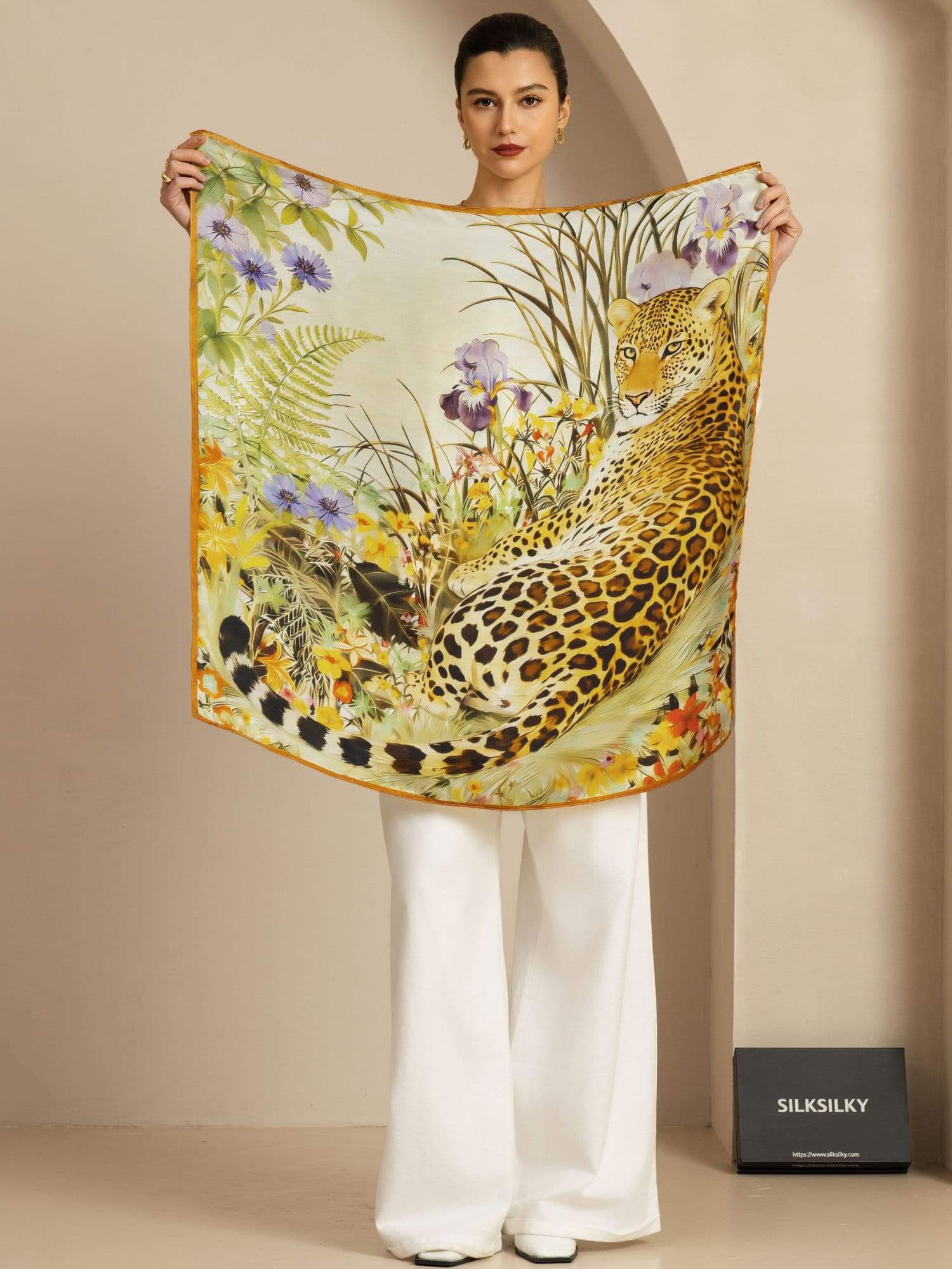 Pura Seda Leopardo & Floral Pañuelo - Tamaño 90x90cm - Image 3