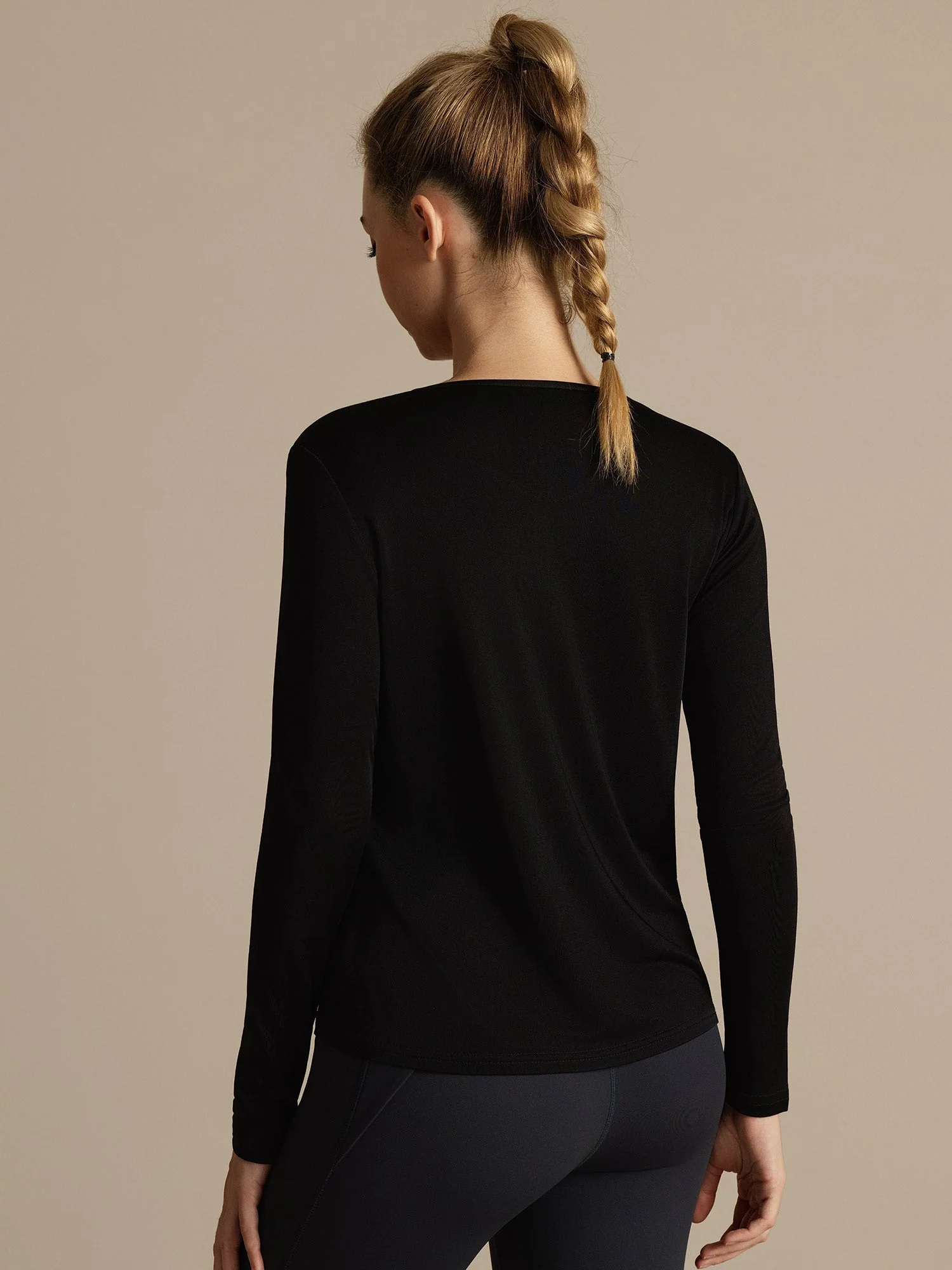 Camiseta Deportiva de Manga Larga con Cuello U de Seda para Mujer - Image 18