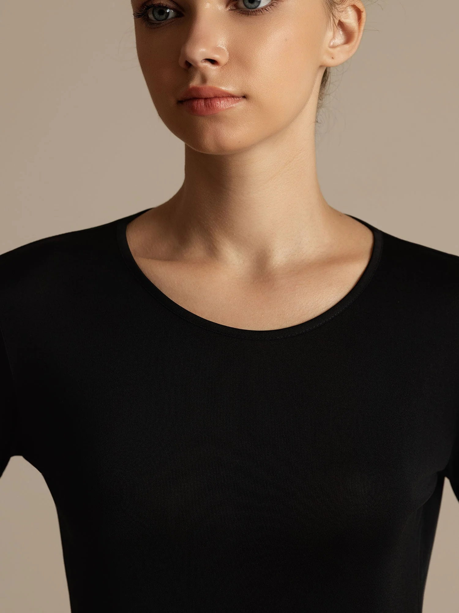 Camiseta Deportiva de Manga Larga con Cuello U de Seda para Mujer - Image 21