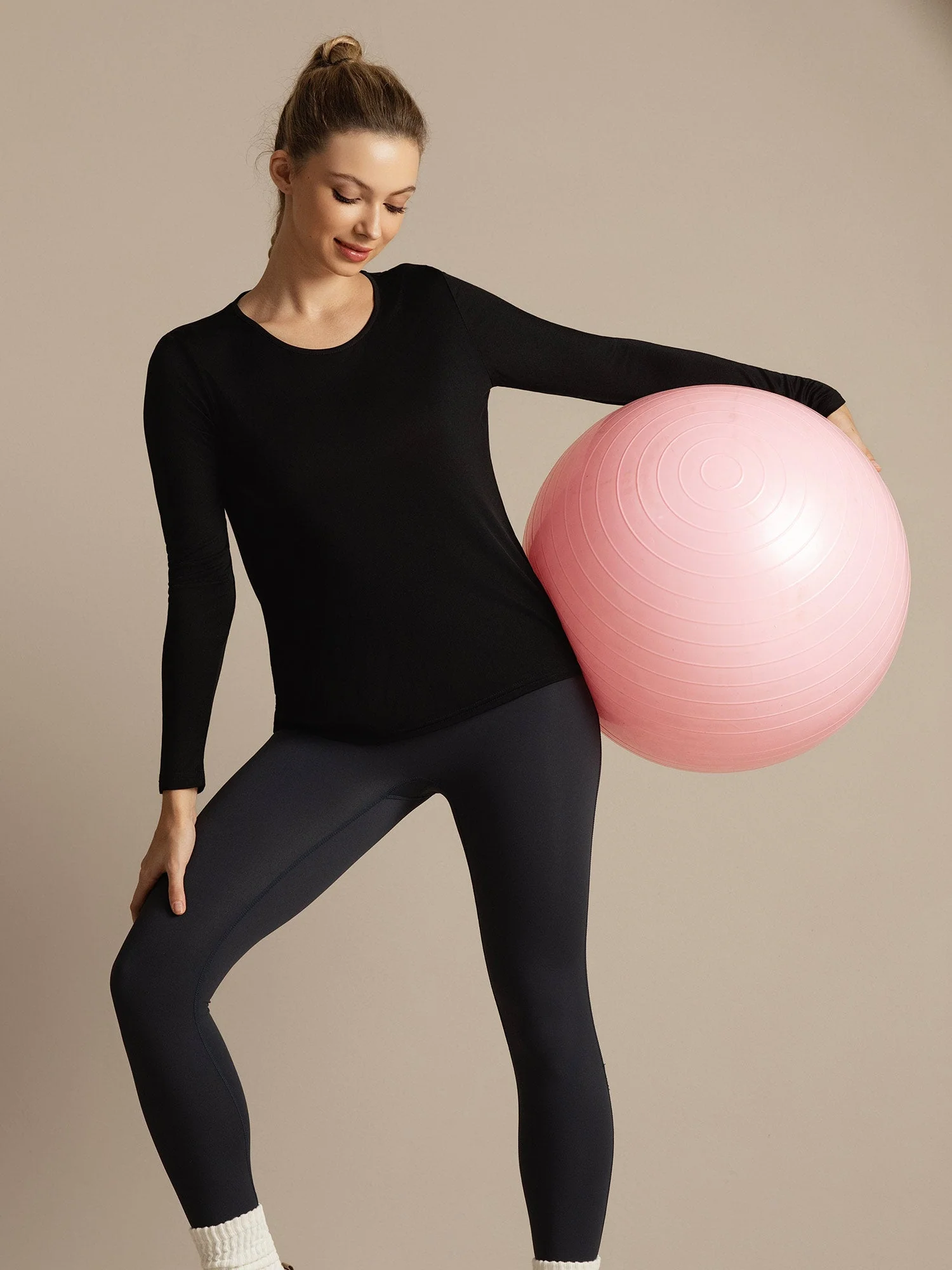 Camiseta Deportiva de Manga Larga con Cuello U de Seda para Mujer - Image 22