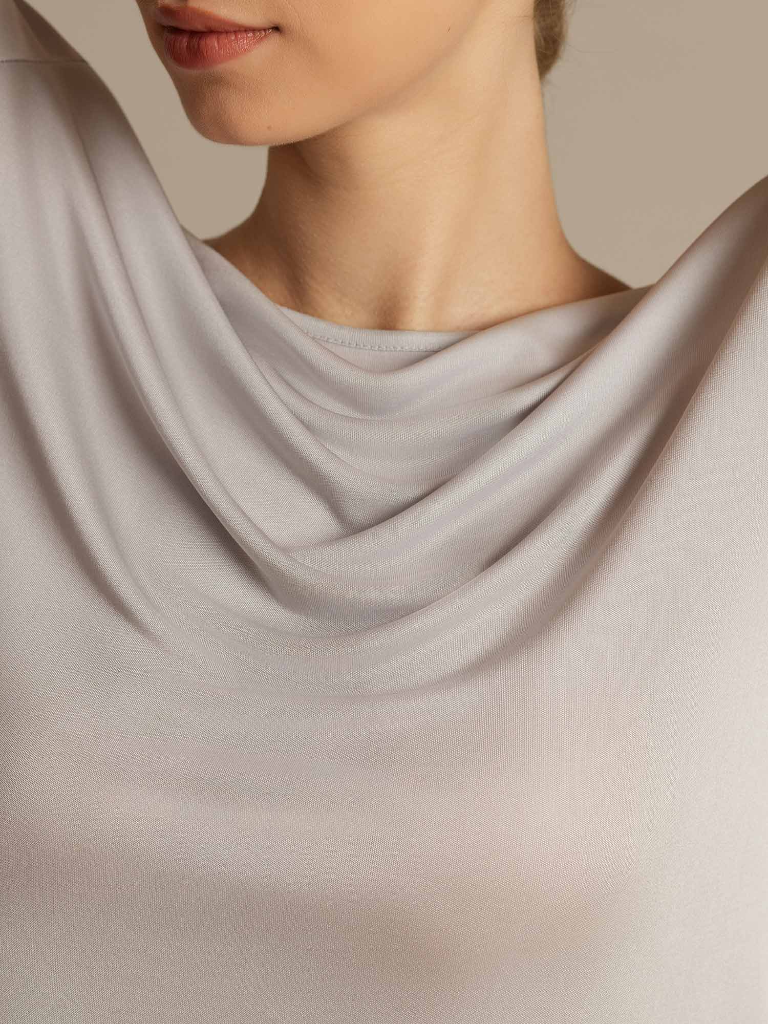 Camiseta Deportiva de Manga Larga con Cuello U de Seda para Mujer - Image 27