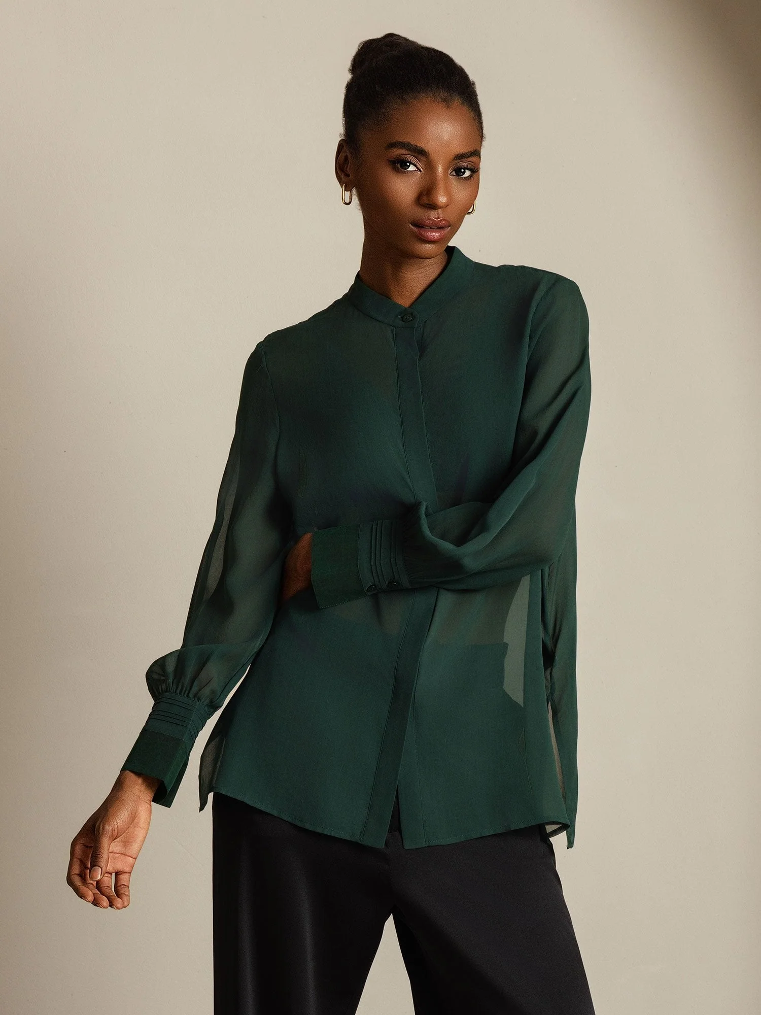 Seda Pura Blusa de Manga Larga Con Corte Transparente - Image 10