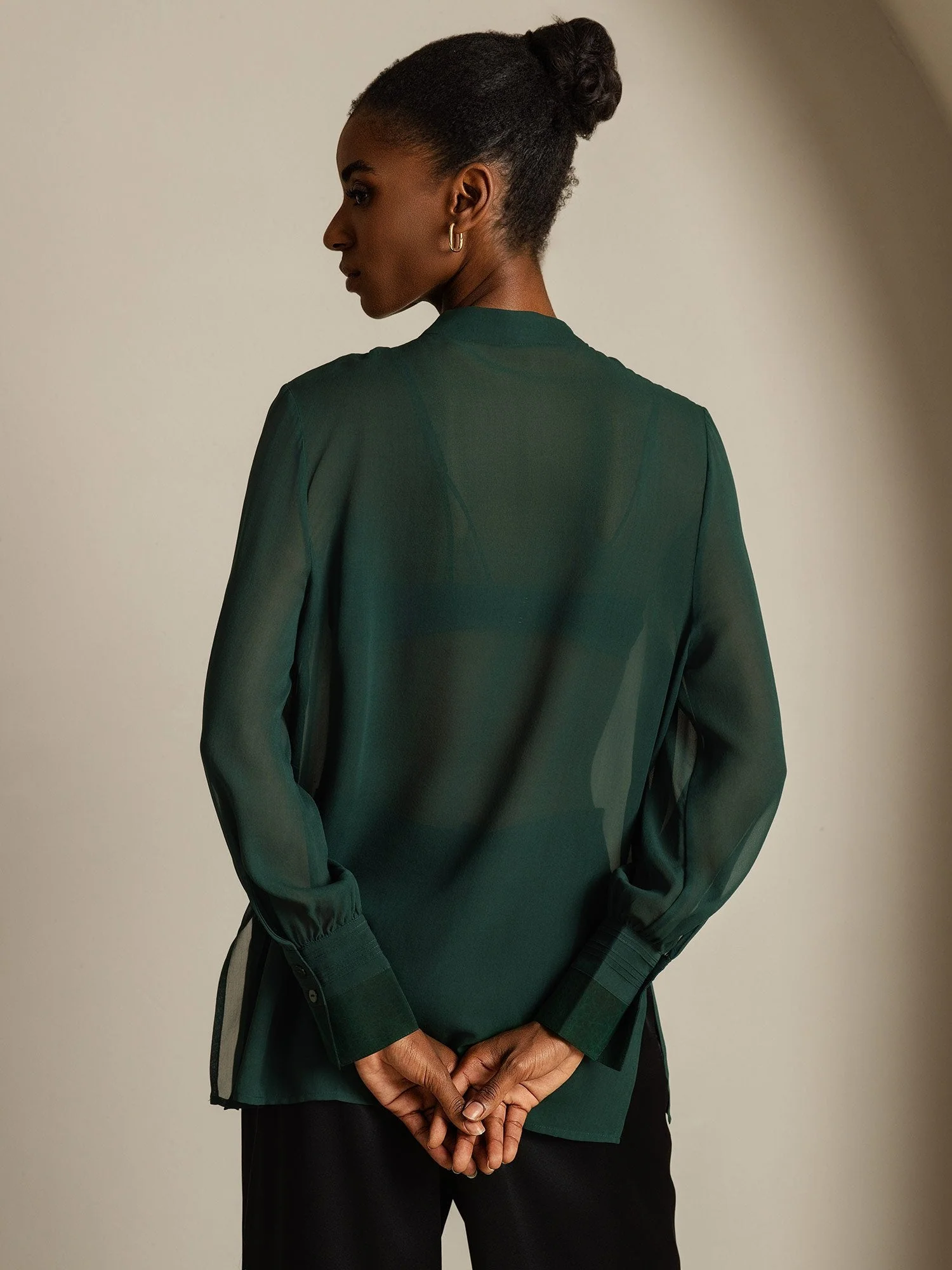 Seda Pura Blusa de Manga Larga Con Corte Transparente - Image 11