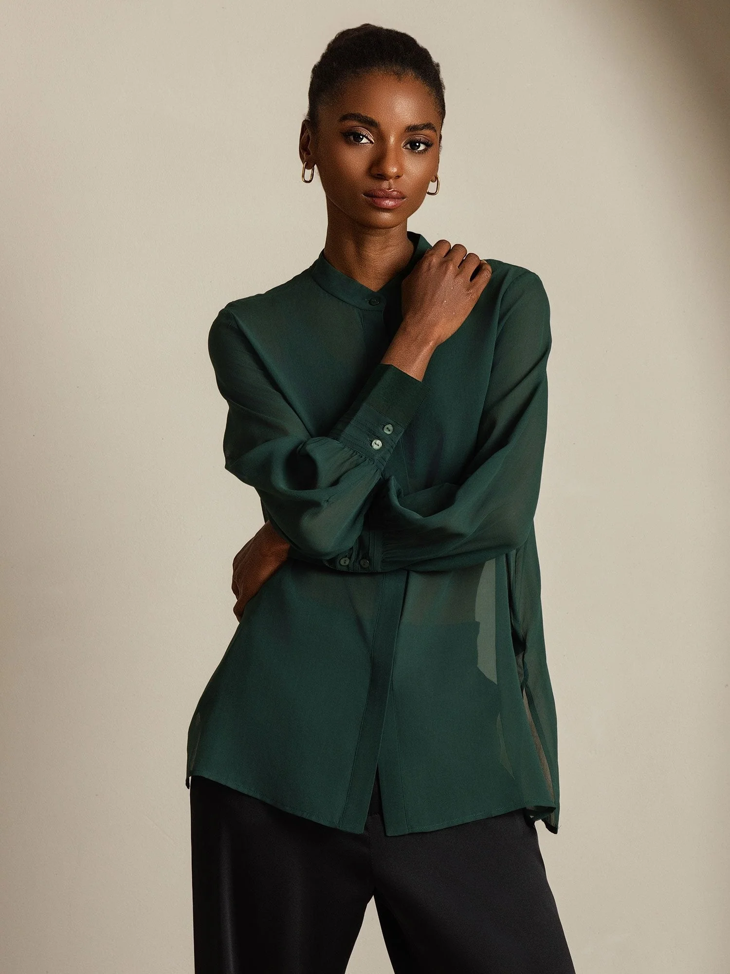 Seda Pura Blusa de Manga Larga Con Corte Transparente - Image 12