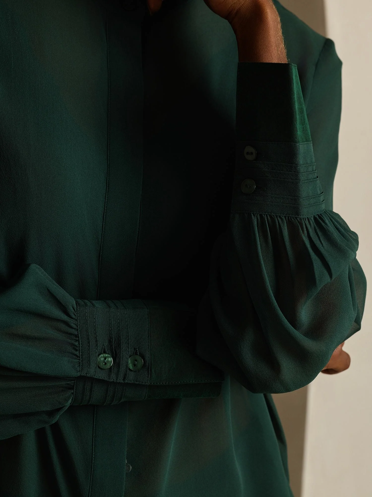 Seda Pura Blusa de Manga Larga Con Corte Transparente - Image 14