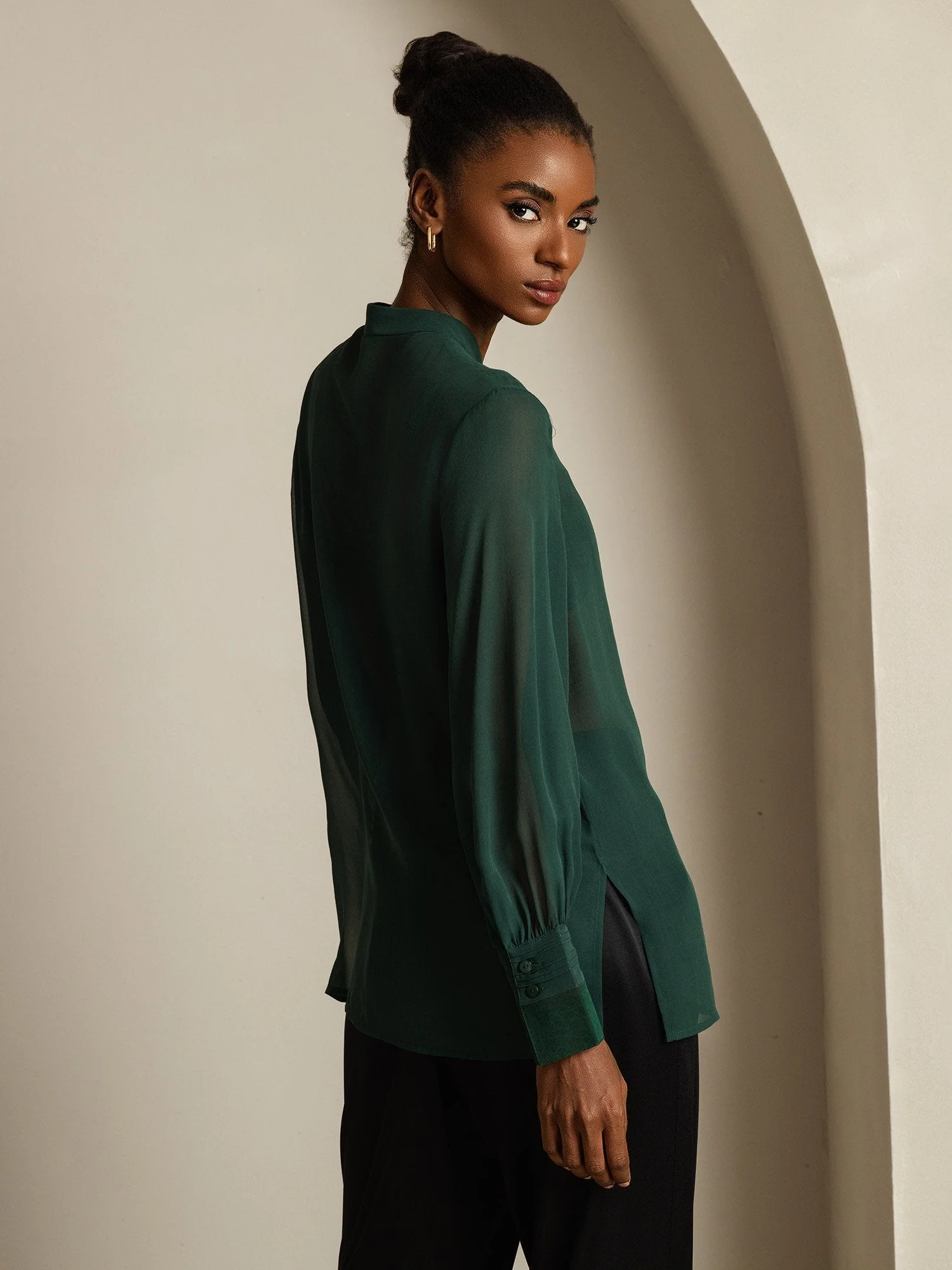 Seda Pura Blusa de Manga Larga Con Corte Transparente - Image 15