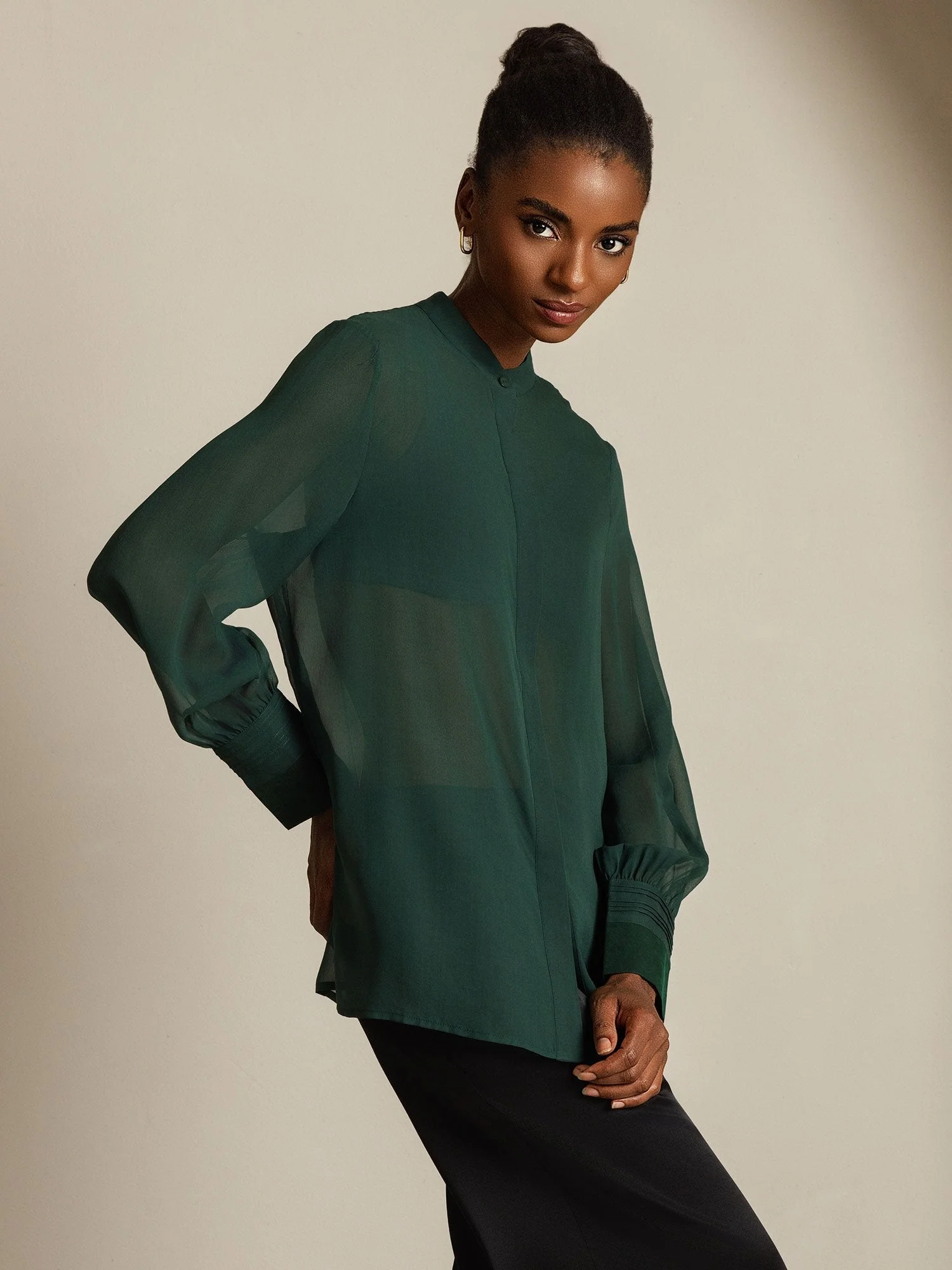 Seda Pura Blusa de Manga Larga Con Corte Transparente - Image 16