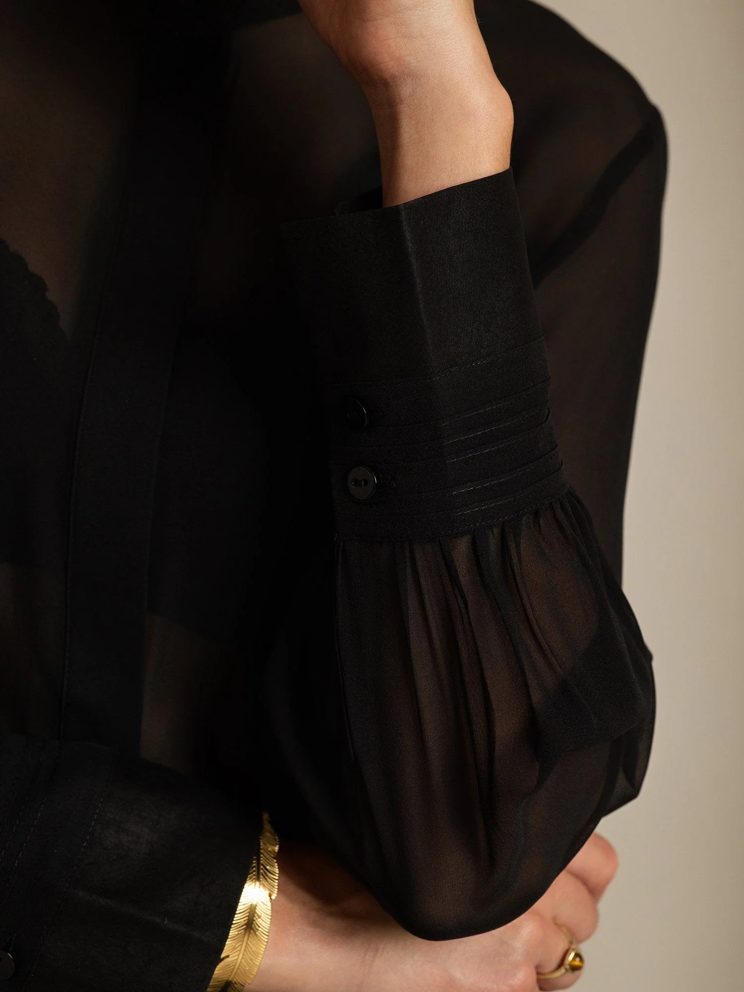 Seda Pura Blusa de Manga Larga Con Corte Transparente - Image 4