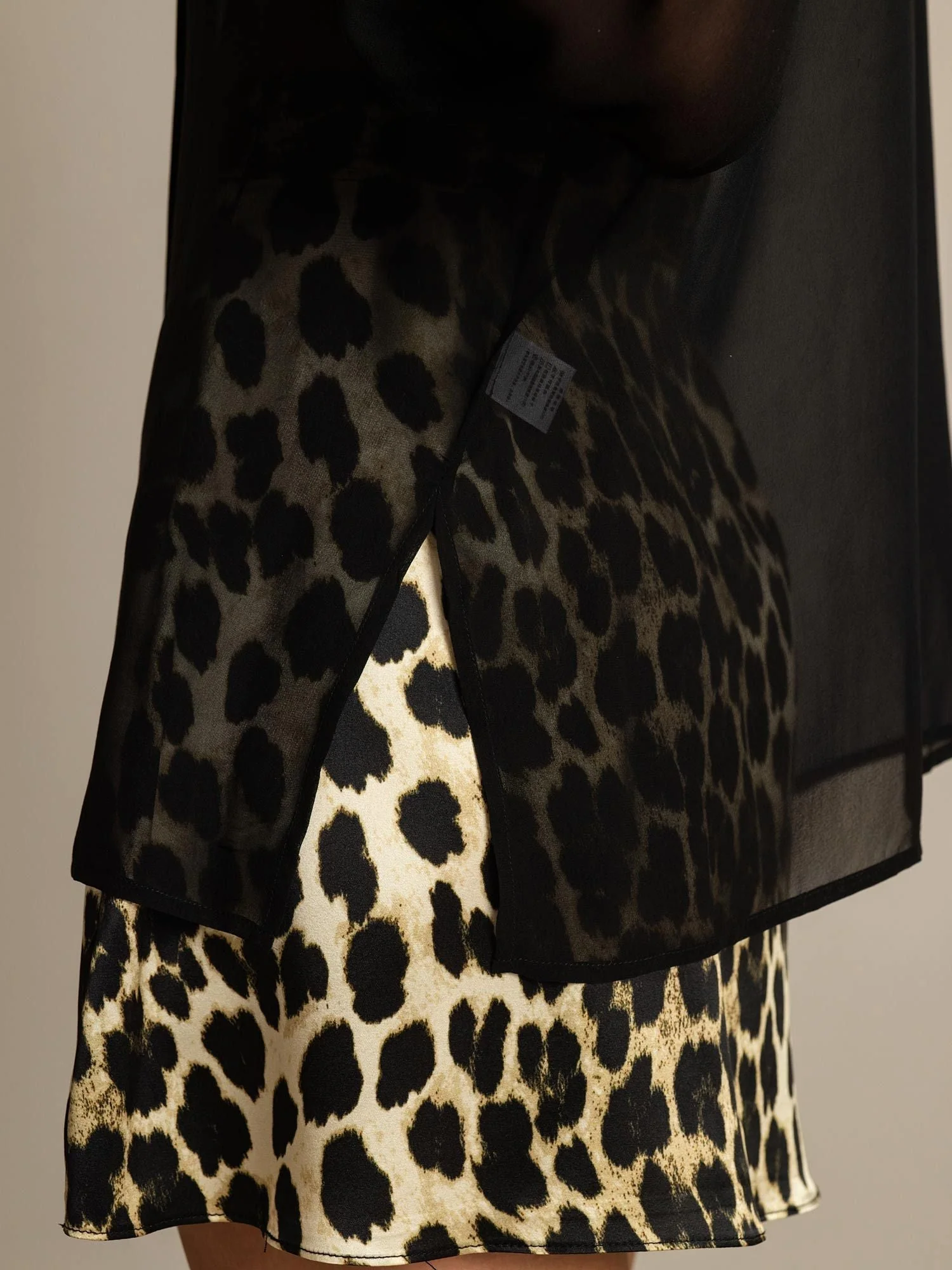 Seda Pura Blusa de Manga Larga Con Corte Transparente - Image 5