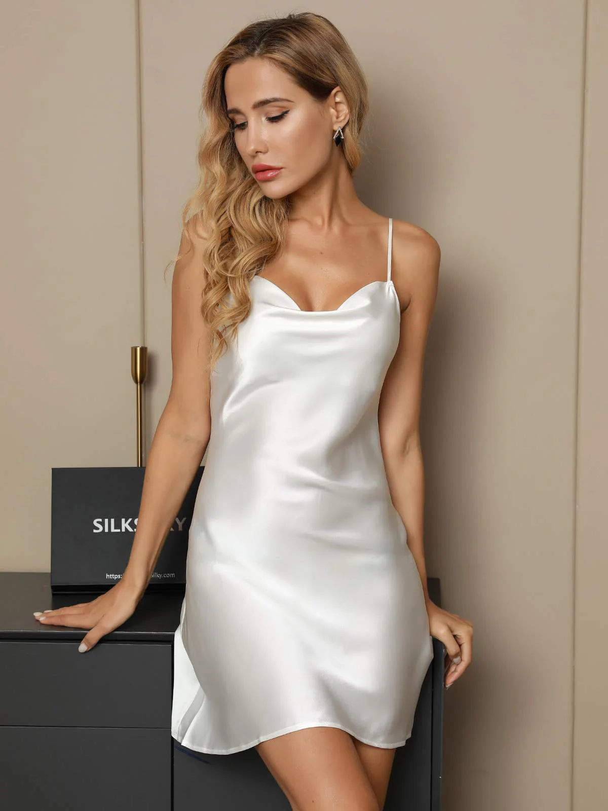 Mini camisón de pura seda con cuello vuelto - Image 3