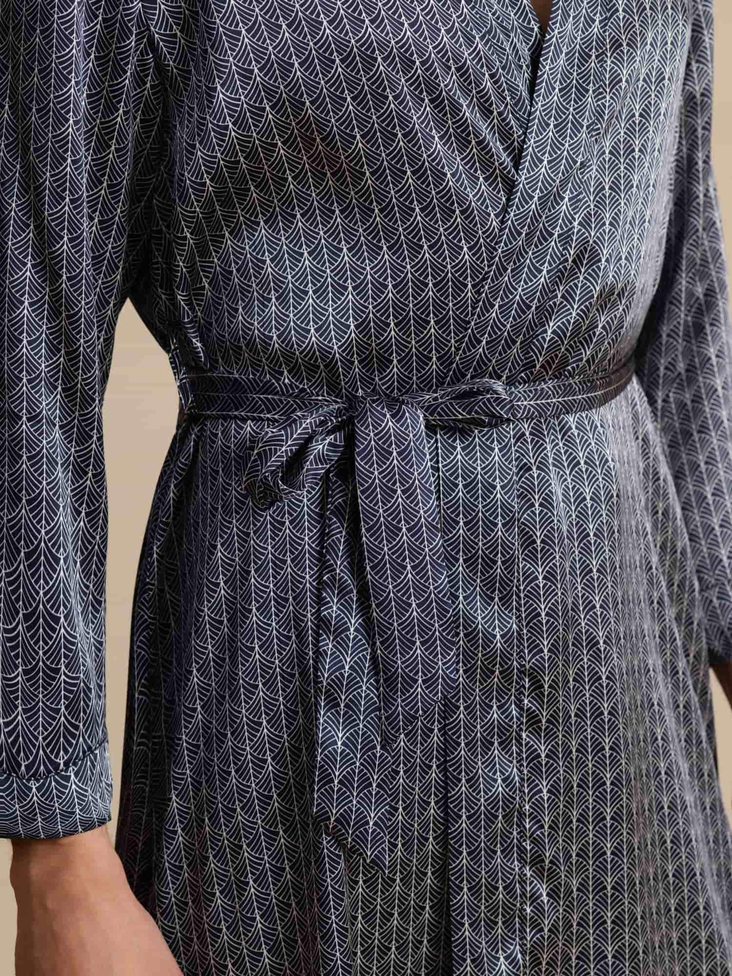 Bata De Hombre De Seda Pura Hasta La Rodilla Con Estampado De Ginkgo Y Cinturón Diseño - Image 13