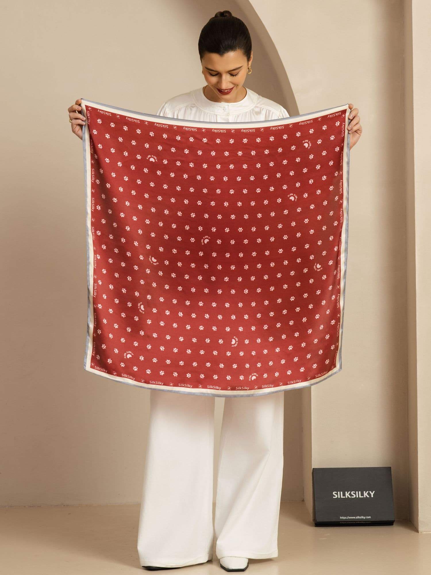 Pañuelo Cuadrado de Seda Pura con Huella de Pata - Tamaño 90x90cm - Image 4