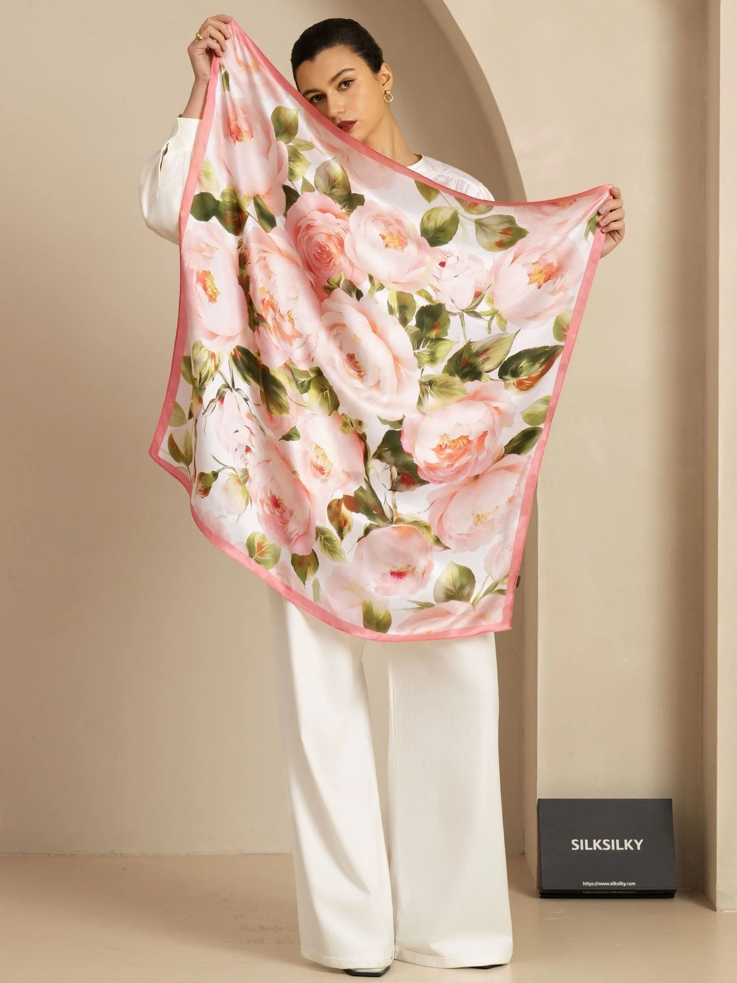 Pañuelo Cuadrado de Seda Pura con Estampado Floral Rosa - Tamaño 90x90cm - Image 2
